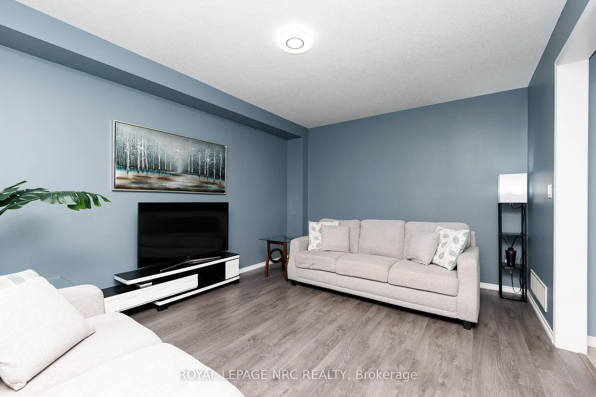Photo 16 of 8002 Hackbery Trail, Niagara Falls, Brown — HOMEH