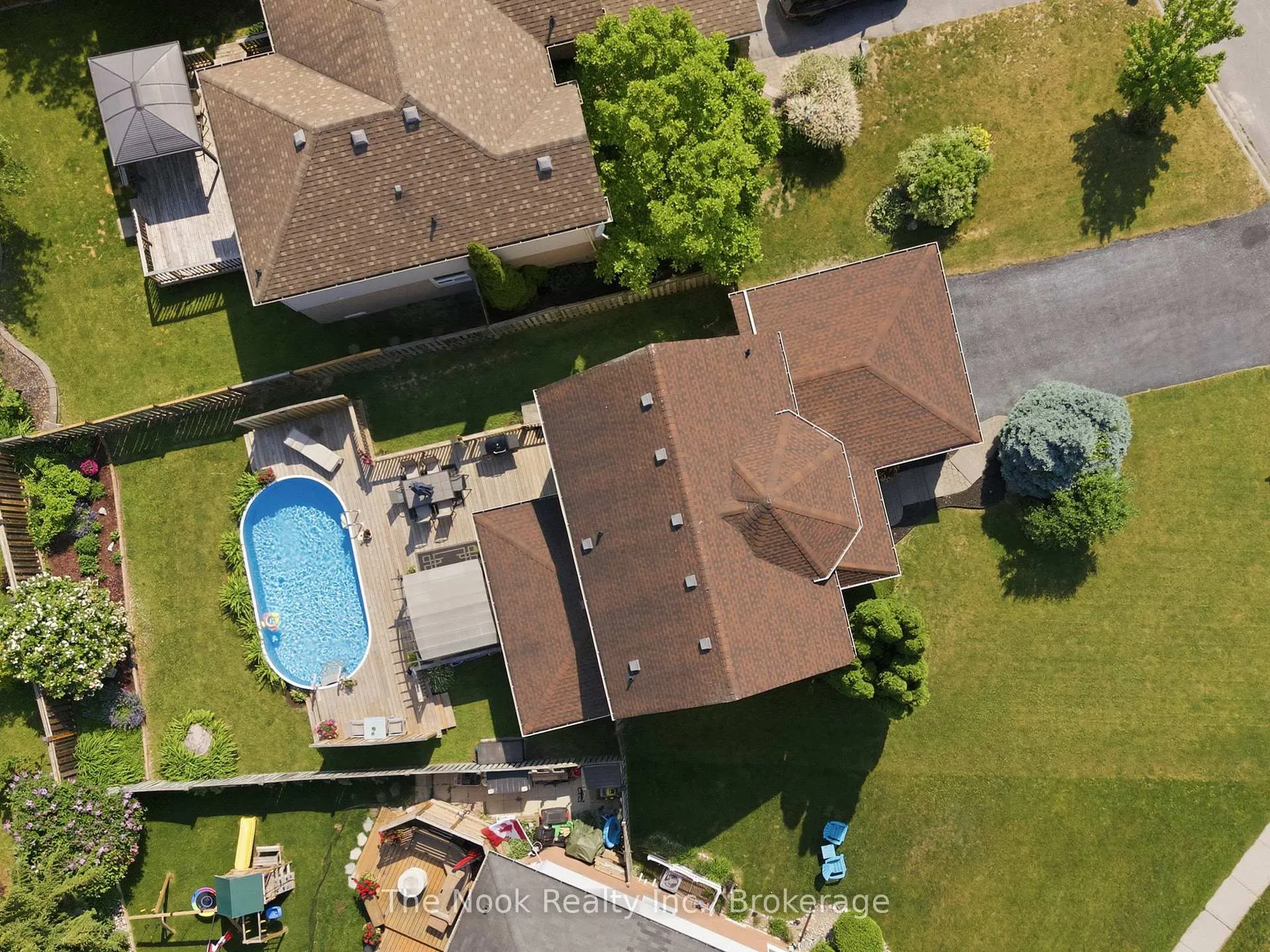 Photo 3 of 2 Ireland Street, Clarington, Bowmanville — HOMEH