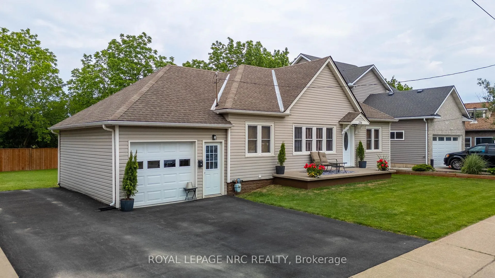 Photo 2 of 236 Deere Street, Welland, Lincoln/Crowland — HOMEH