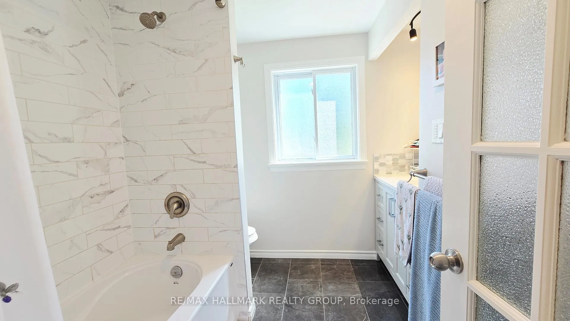 Photo 24 of 35 Seabrooke Drive, Ottawa, Kanata - Glencairn/Hazeldean — HOMEH