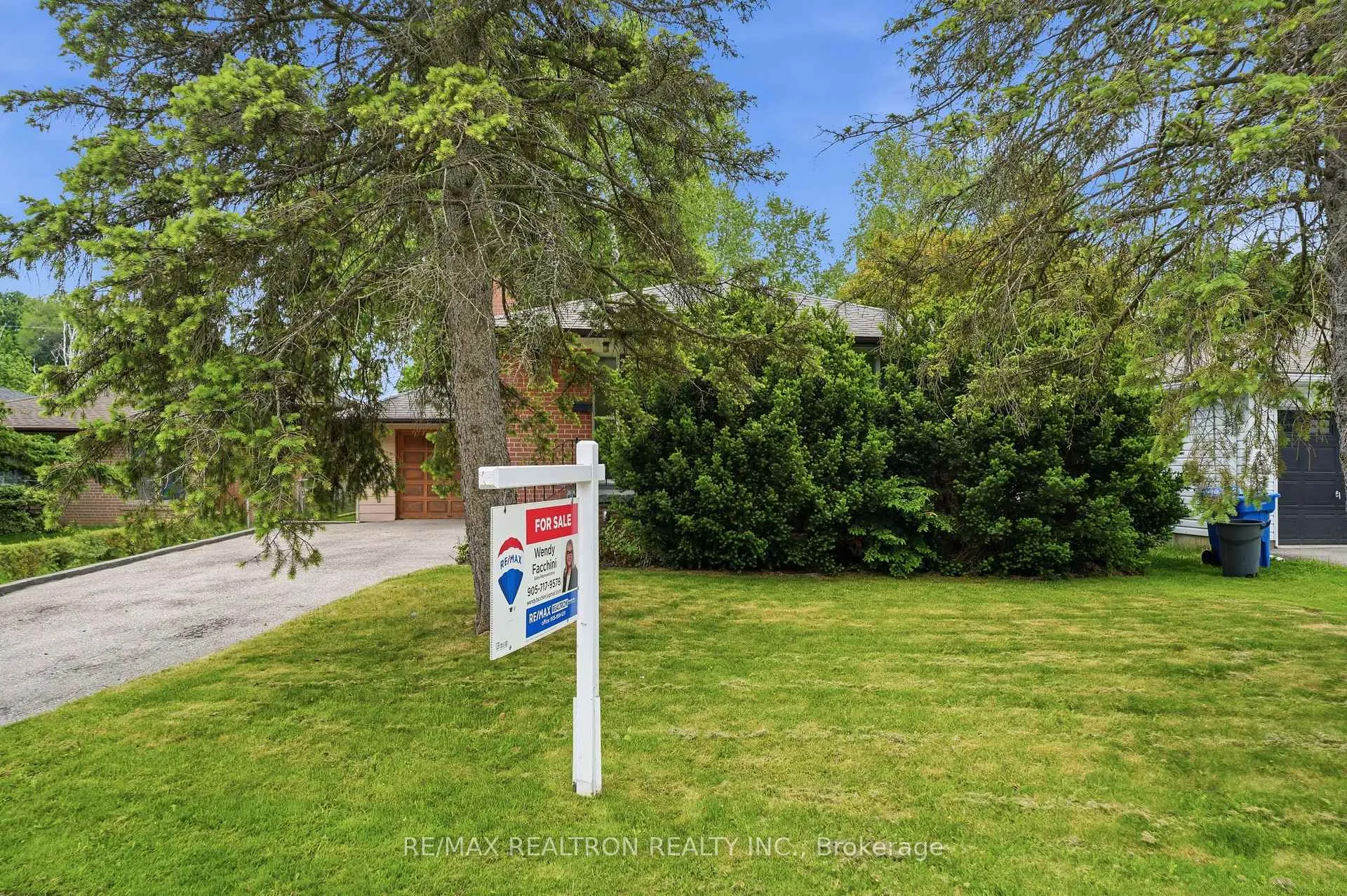 Photo 2 of 13 Kemano Road, Aurora, Aurora Heights — HOMEH
