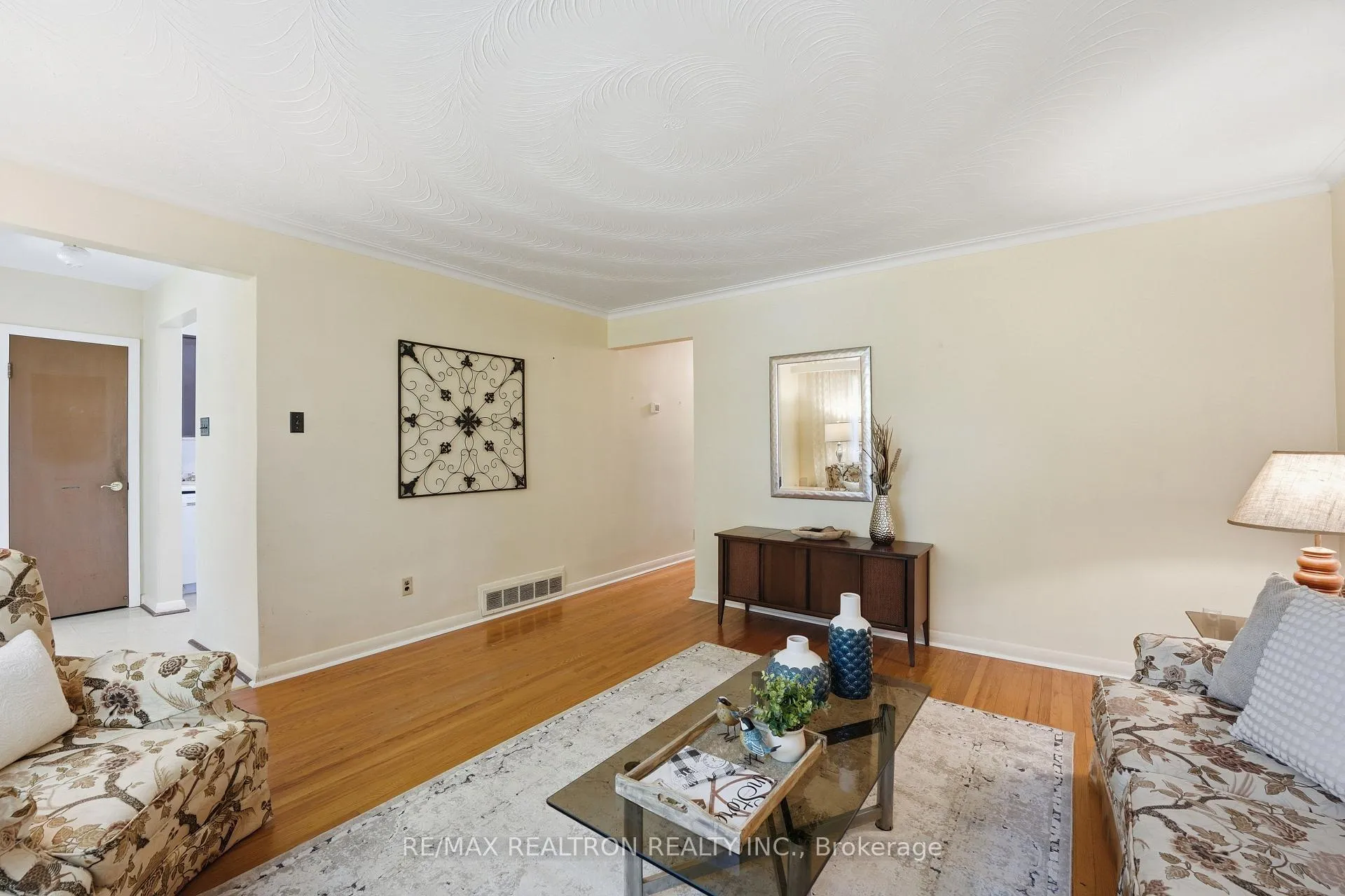 Photo 12 of 13 Kemano Road, Aurora, Aurora Heights — HOMEH