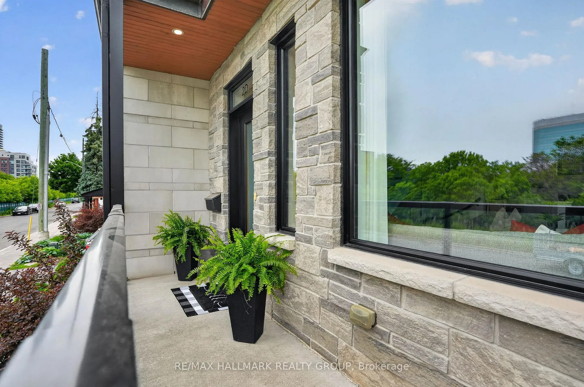 Photo 3 of 2D Railway Street, Ottawa, West Centre Town — HOMEH