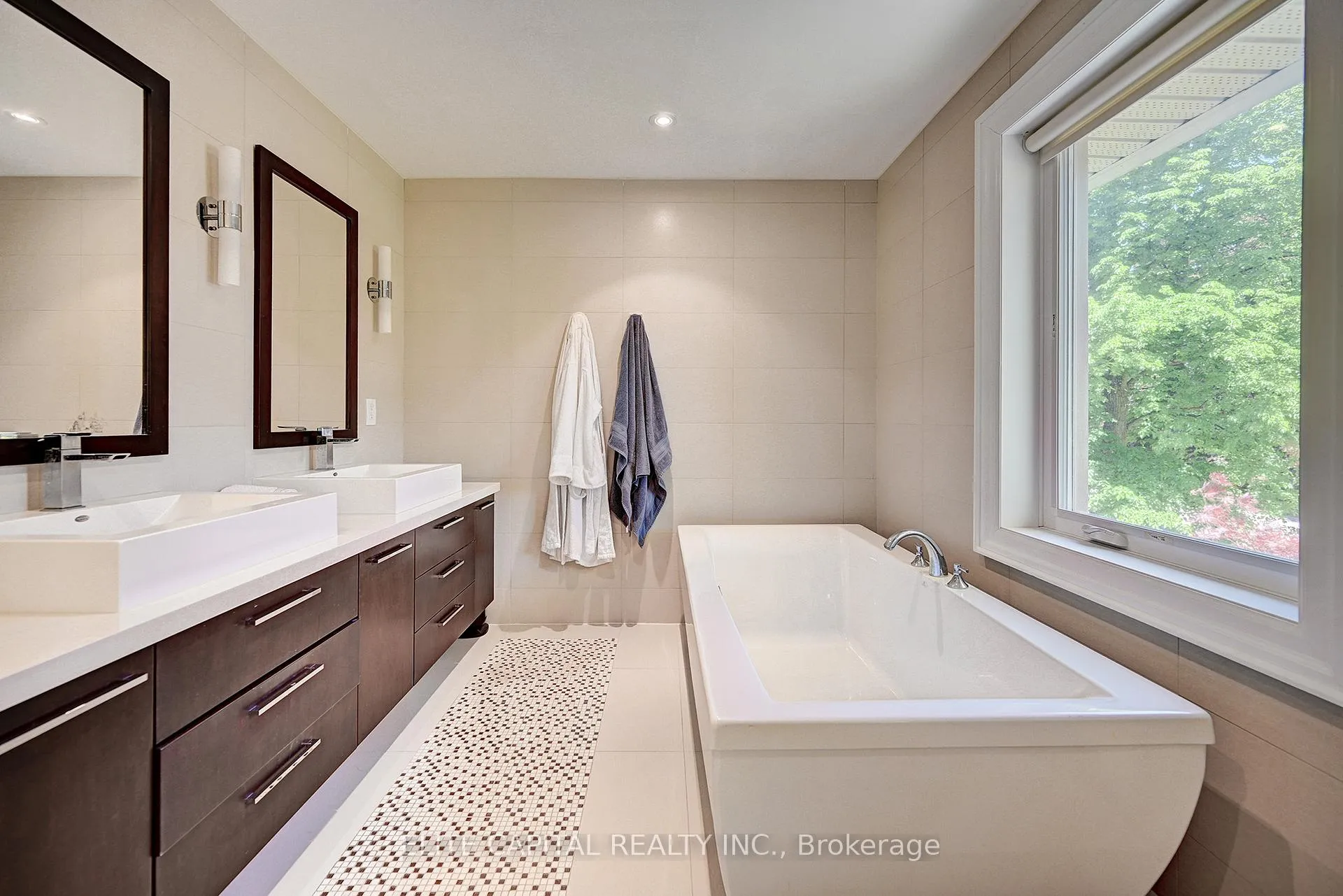 Photo 13 of 16 Thomas Reid Road, Markham, Victoria Square — HOMEH