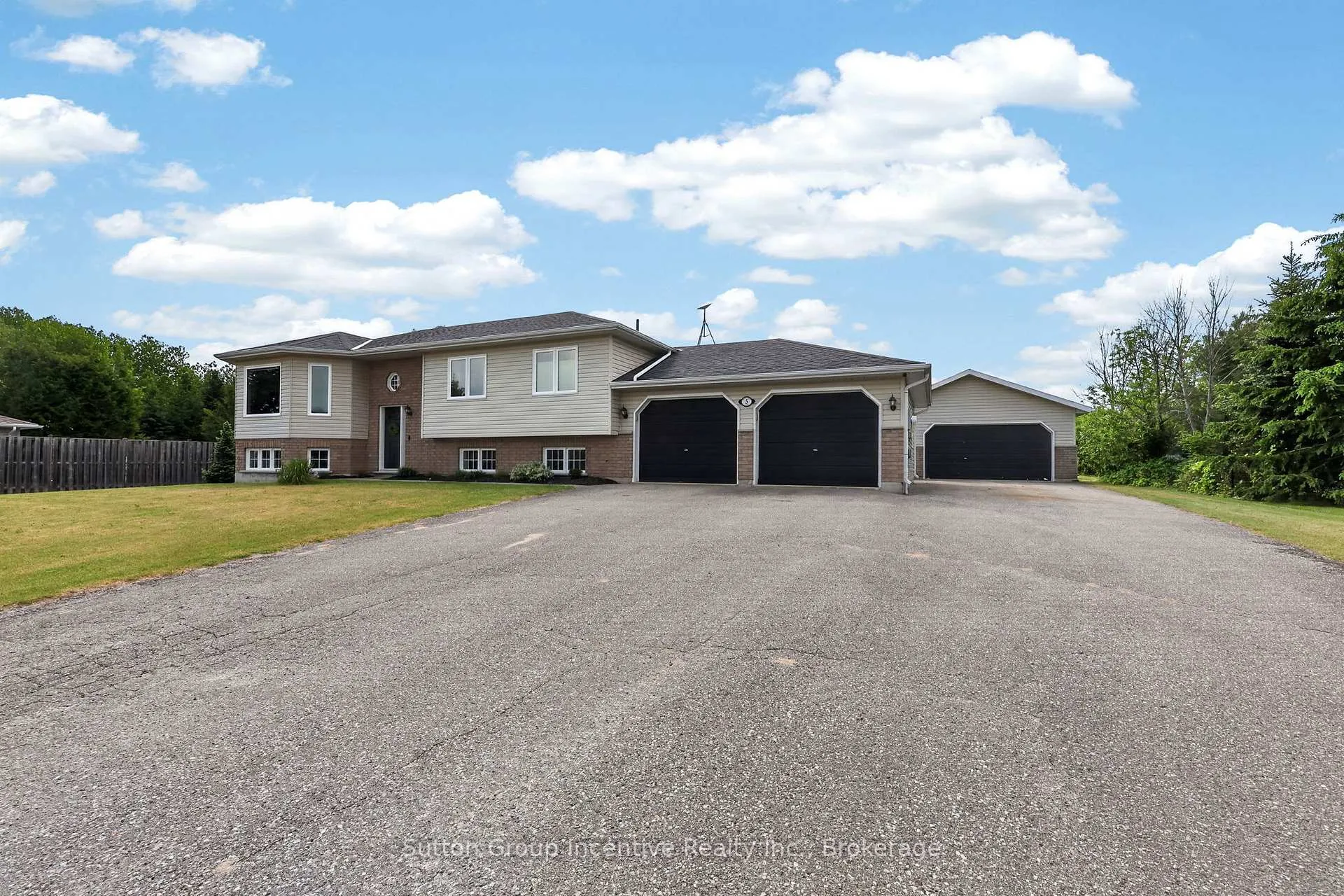 Photo 3 of 5 Marl Creek Drive, Springwater, Phelpston — HOMEH