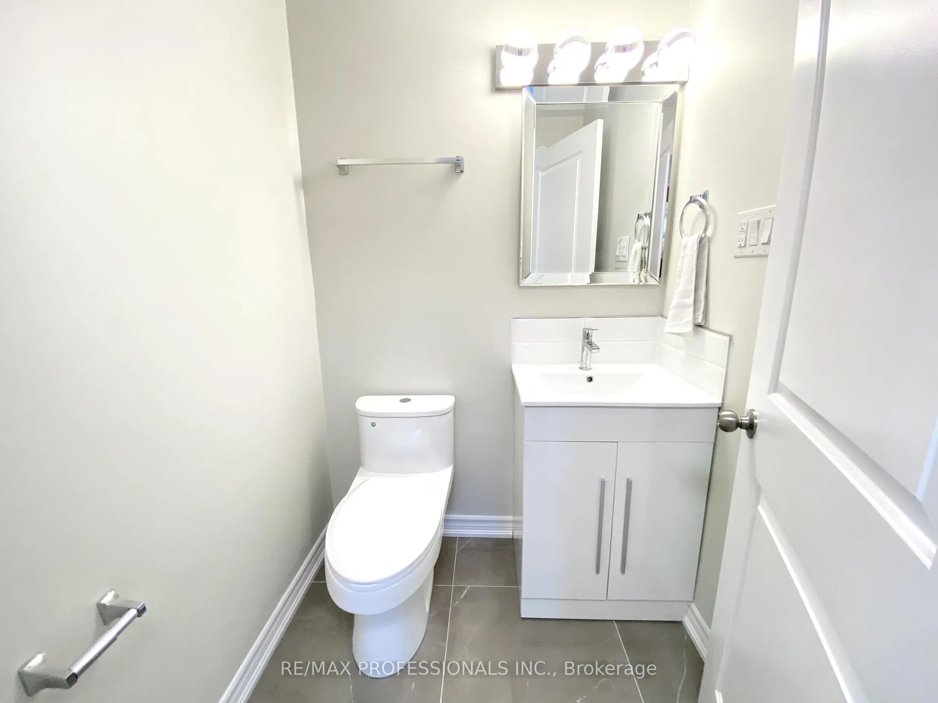 Photo 7 of Unit Upper, 77 Roseneath Crescent, Kitchener, Laurentian Hills — HOMEH