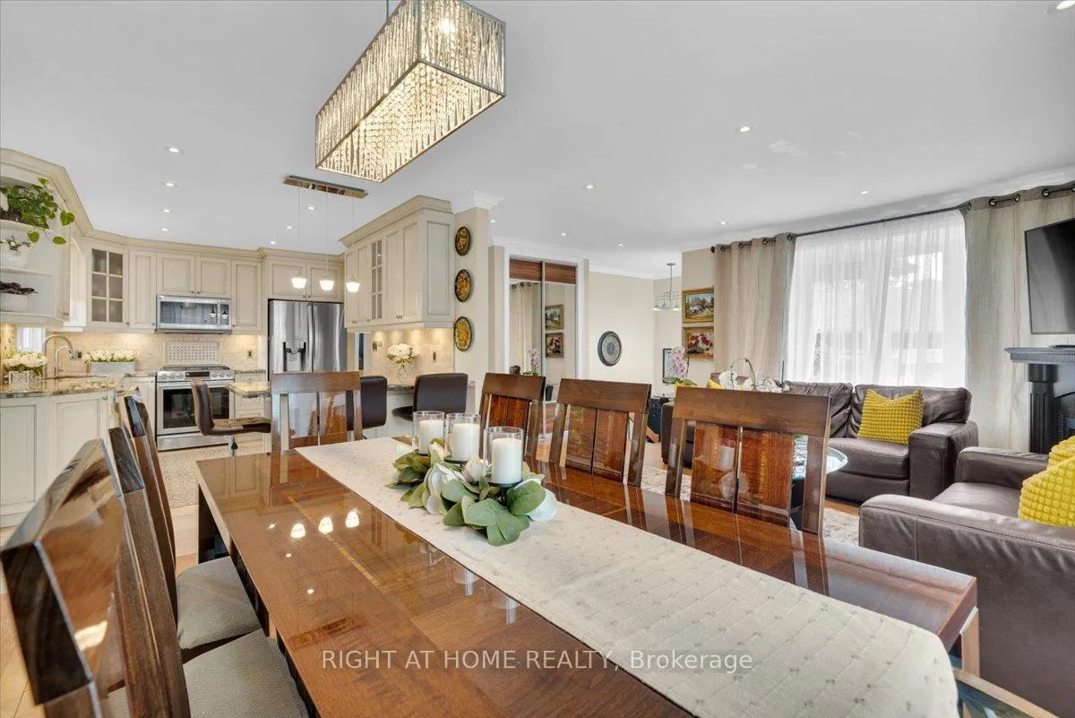 Photo 4 of 21 Warbeck Place, Etobicoke, Kingsview Village-The Westway — HOMEH