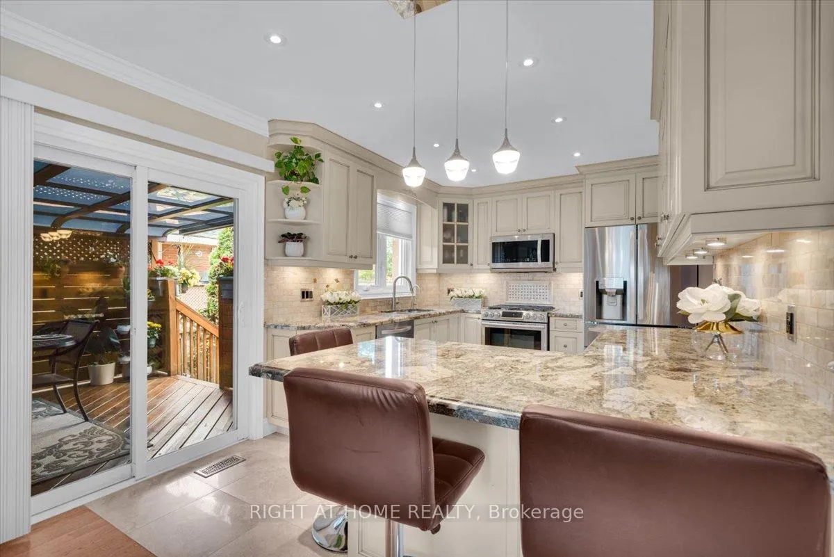 Photo 6 of 21 Warbeck Place, Etobicoke, Kingsview Village-The Westway — HOMEH