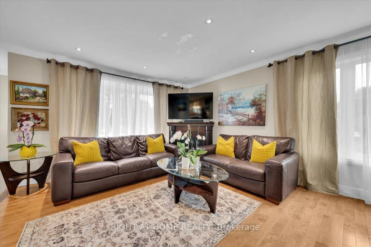 Photo 7 of 21 Warbeck Place, Etobicoke, Kingsview Village-The Westway — HOMEH