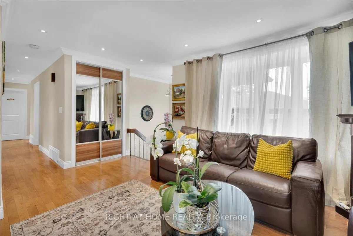 Photo 5 of 21 Warbeck Place, Etobicoke, Kingsview Village-The Westway — HOMEH
