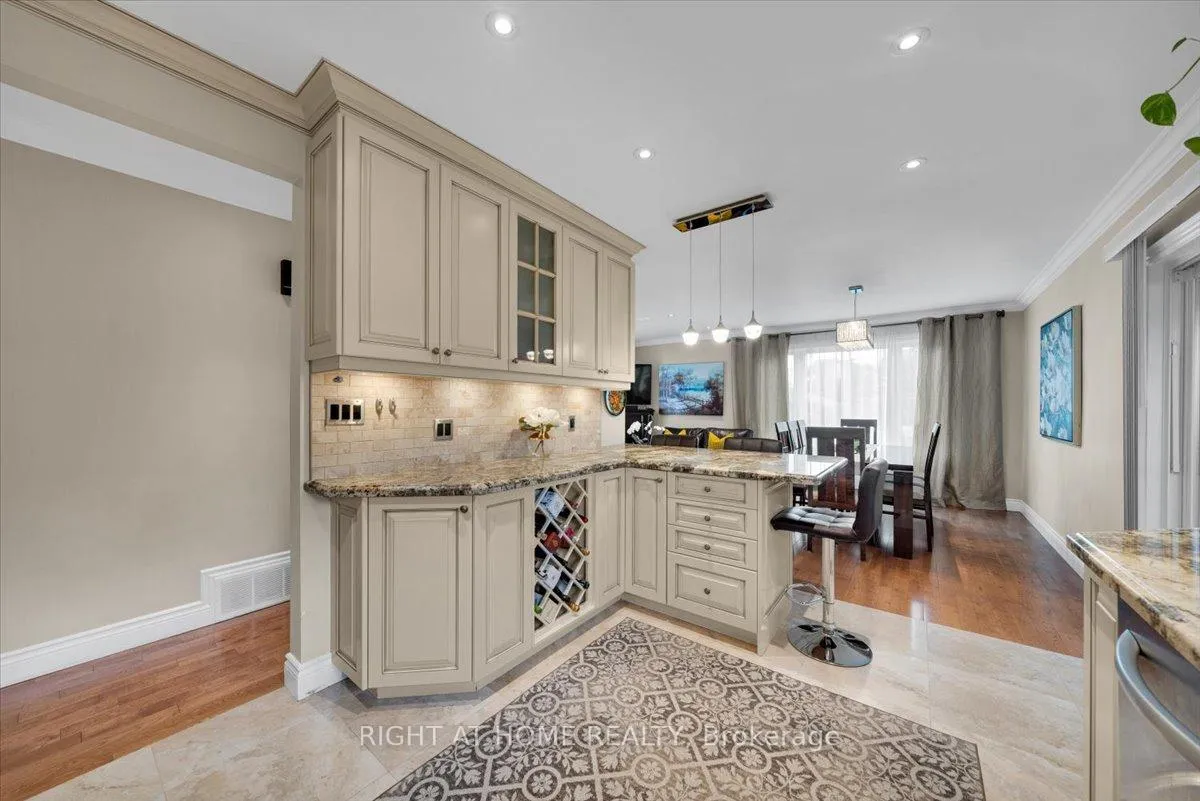 Photo 10 of 21 Warbeck Place, Etobicoke, Kingsview Village-The Westway — HOMEH