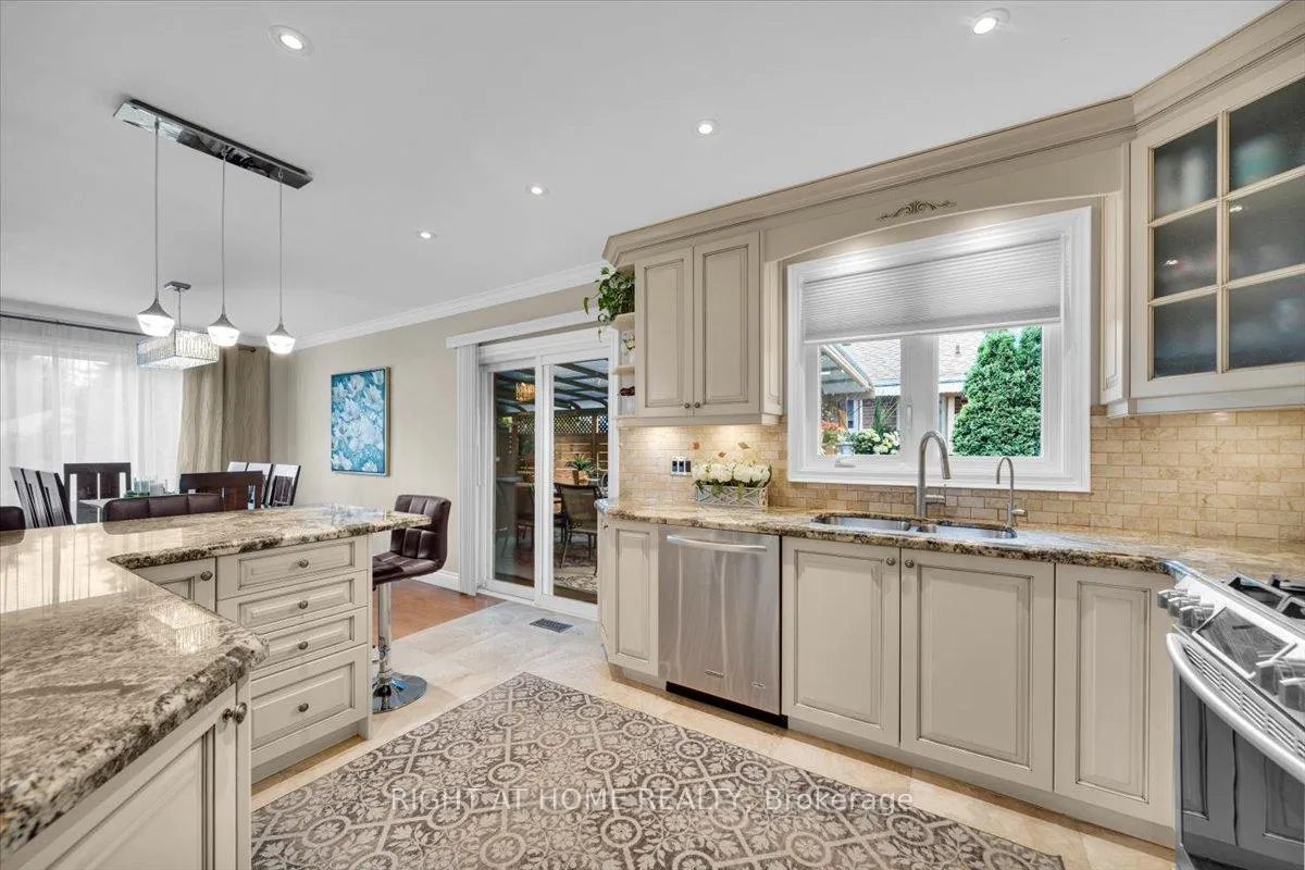 Photo 11 of 21 Warbeck Place, Etobicoke, Kingsview Village-The Westway — HOMEH