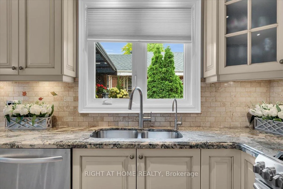 Photo 12 of 21 Warbeck Place, Etobicoke, Kingsview Village-The Westway — HOMEH
