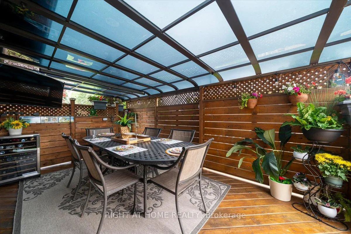 Photo 2 of 21 Warbeck Place, Etobicoke, Kingsview Village-The Westway — HOMEH