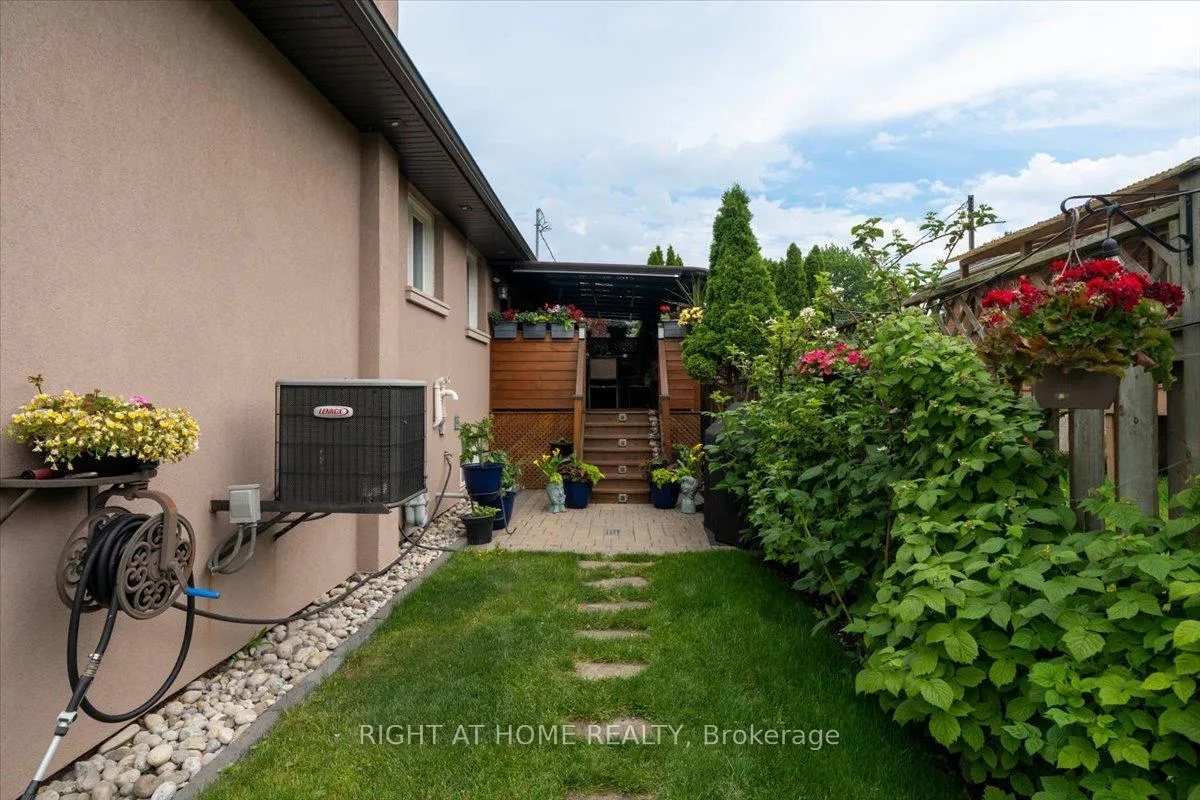 Photo 40 of 21 Warbeck Place, Etobicoke, Kingsview Village-The Westway — HOMEH