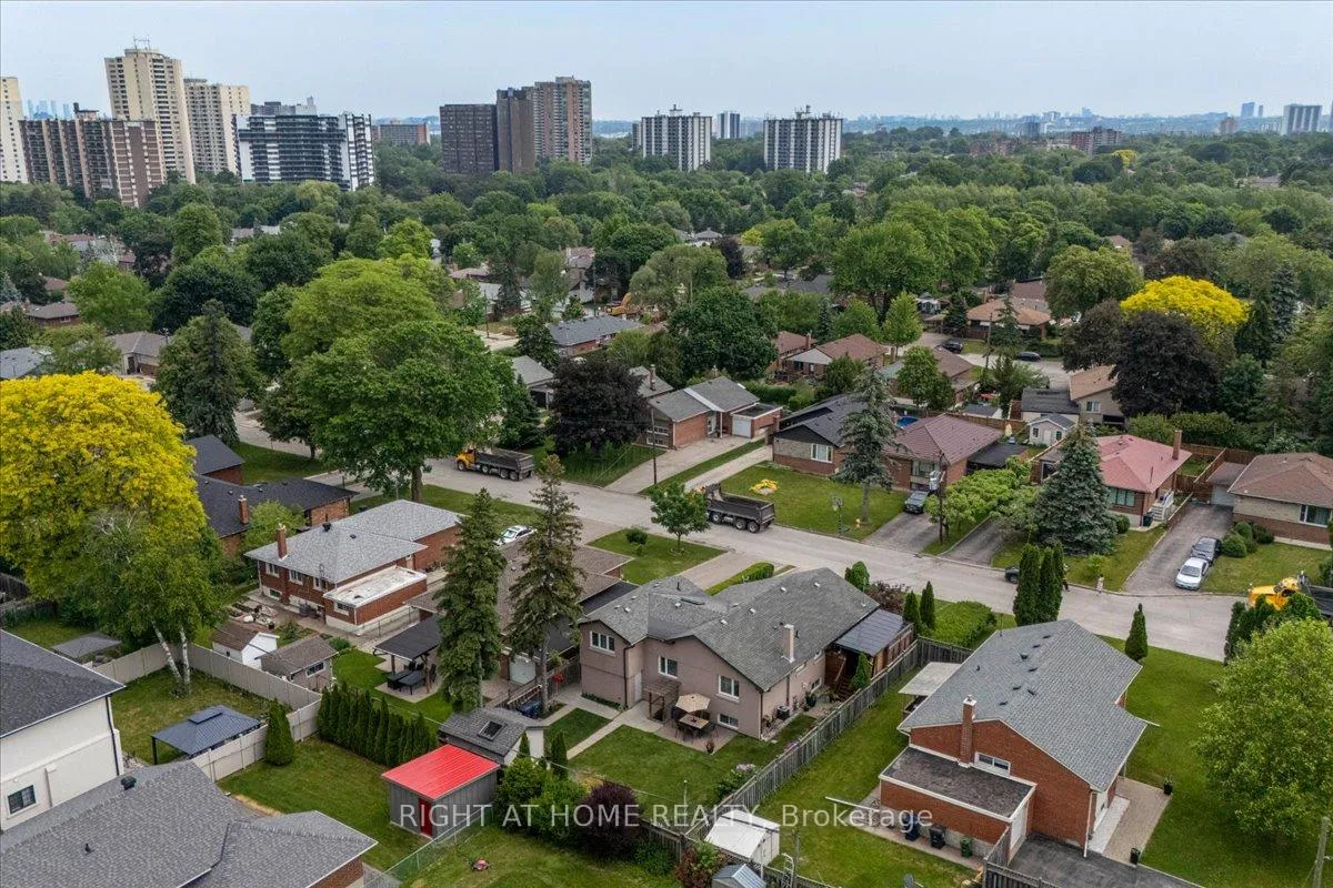 Photo 43 of 21 Warbeck Place, Etobicoke, Kingsview Village-The Westway — HOMEH