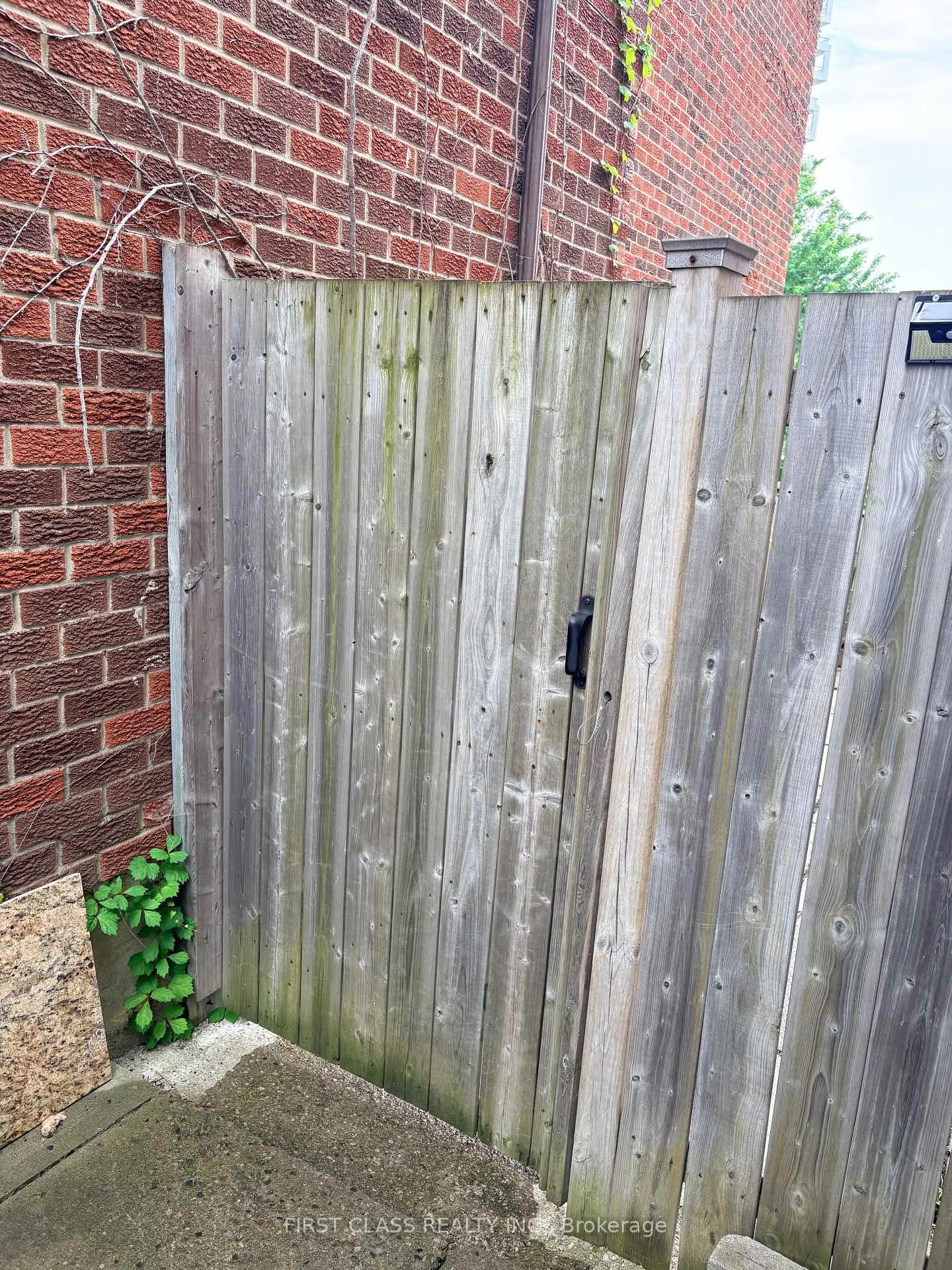 Photo 2 of Unit Basement, 114 Sheldrake Court, Brampton, Brampton South — HOMEH