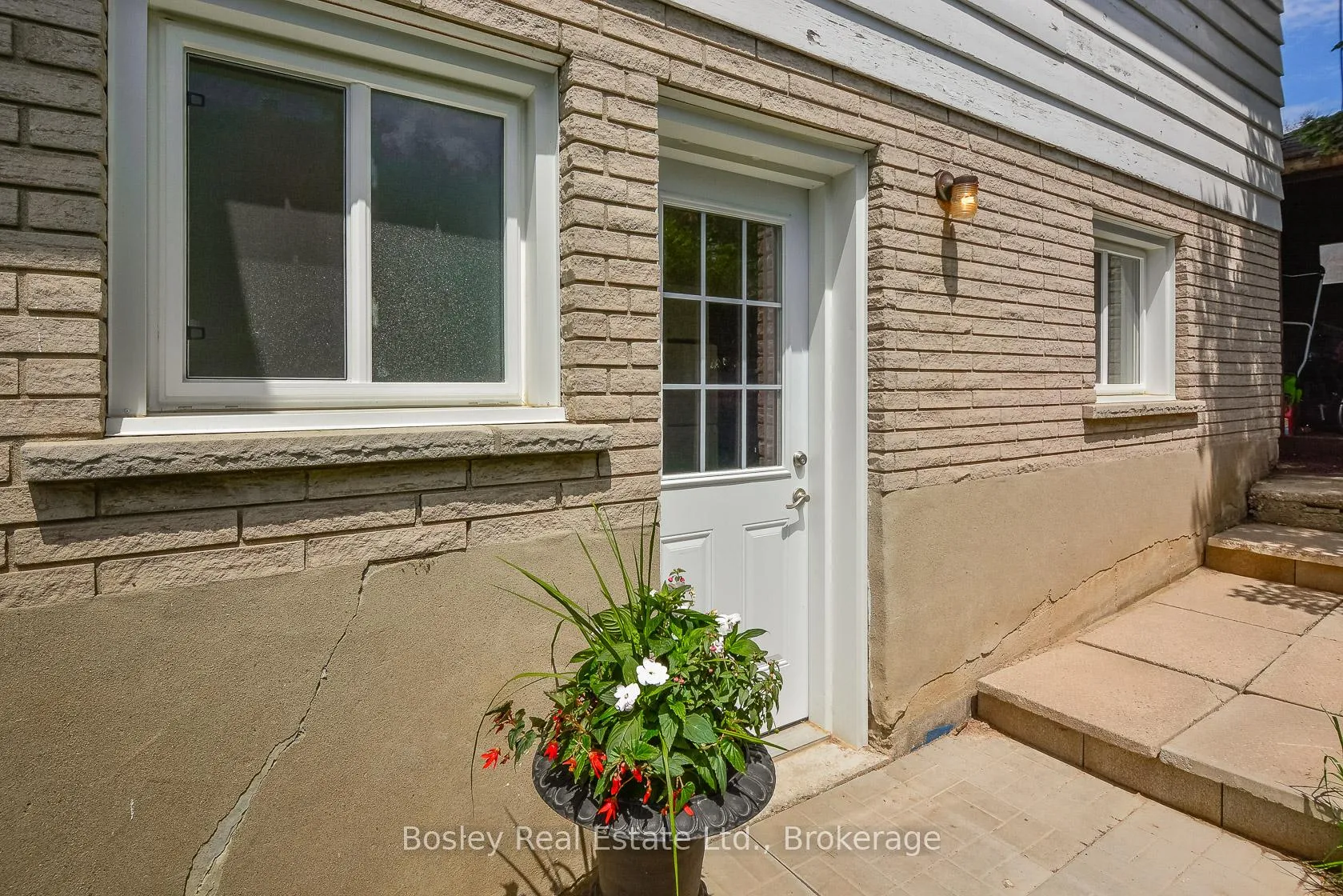 Photo 2 of 5 Algoma Drive, Guelph, Victoria North — HOMEH