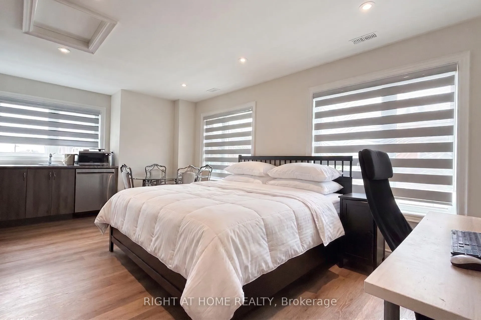 Photo 4 of Unit Coach, 31 John Rolph Street, Markham, Cornell — HOMEH
