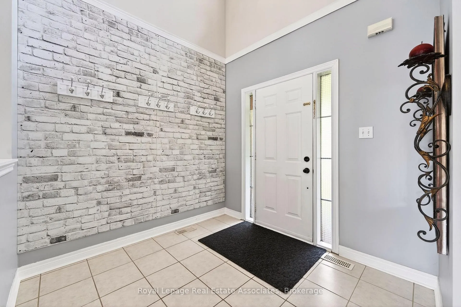 Photo 3 of 34 Bloom Crescent, Barrie, Ardagh — HOMEH