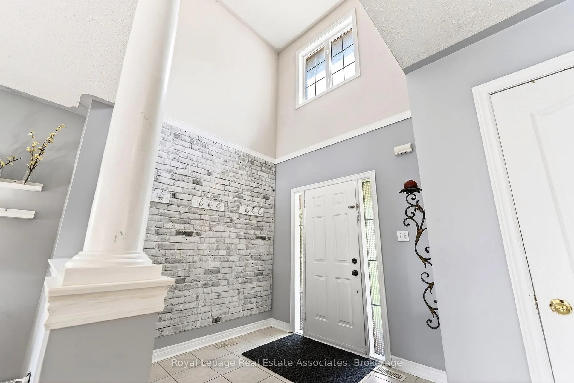 Photo 4 of 34 Bloom Crescent, Barrie, Ardagh — HOMEH
