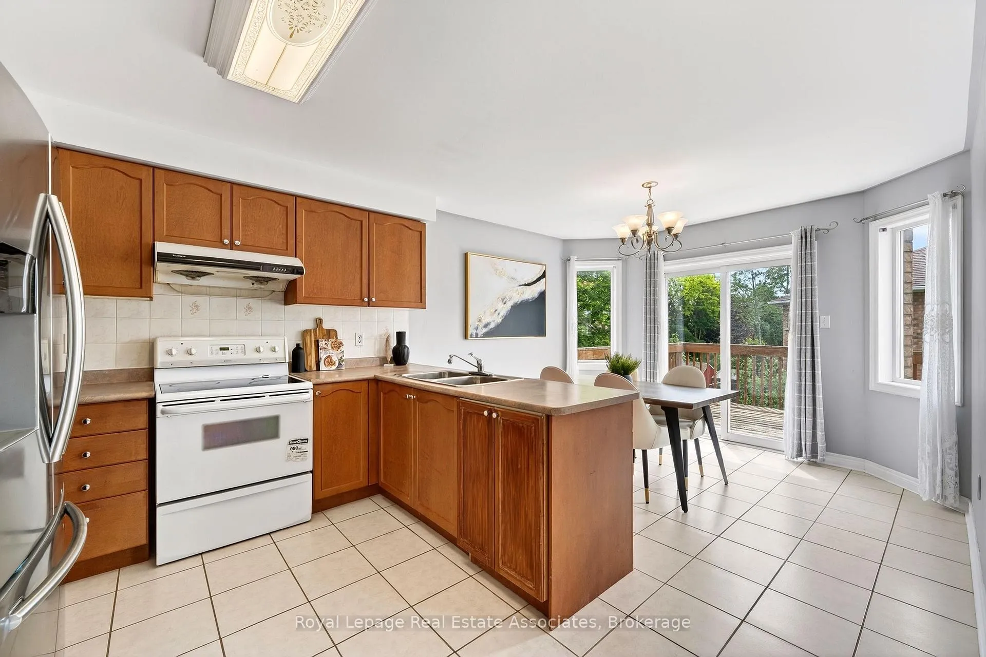 Photo 13 of 34 Bloom Crescent, Barrie, Ardagh — HOMEH