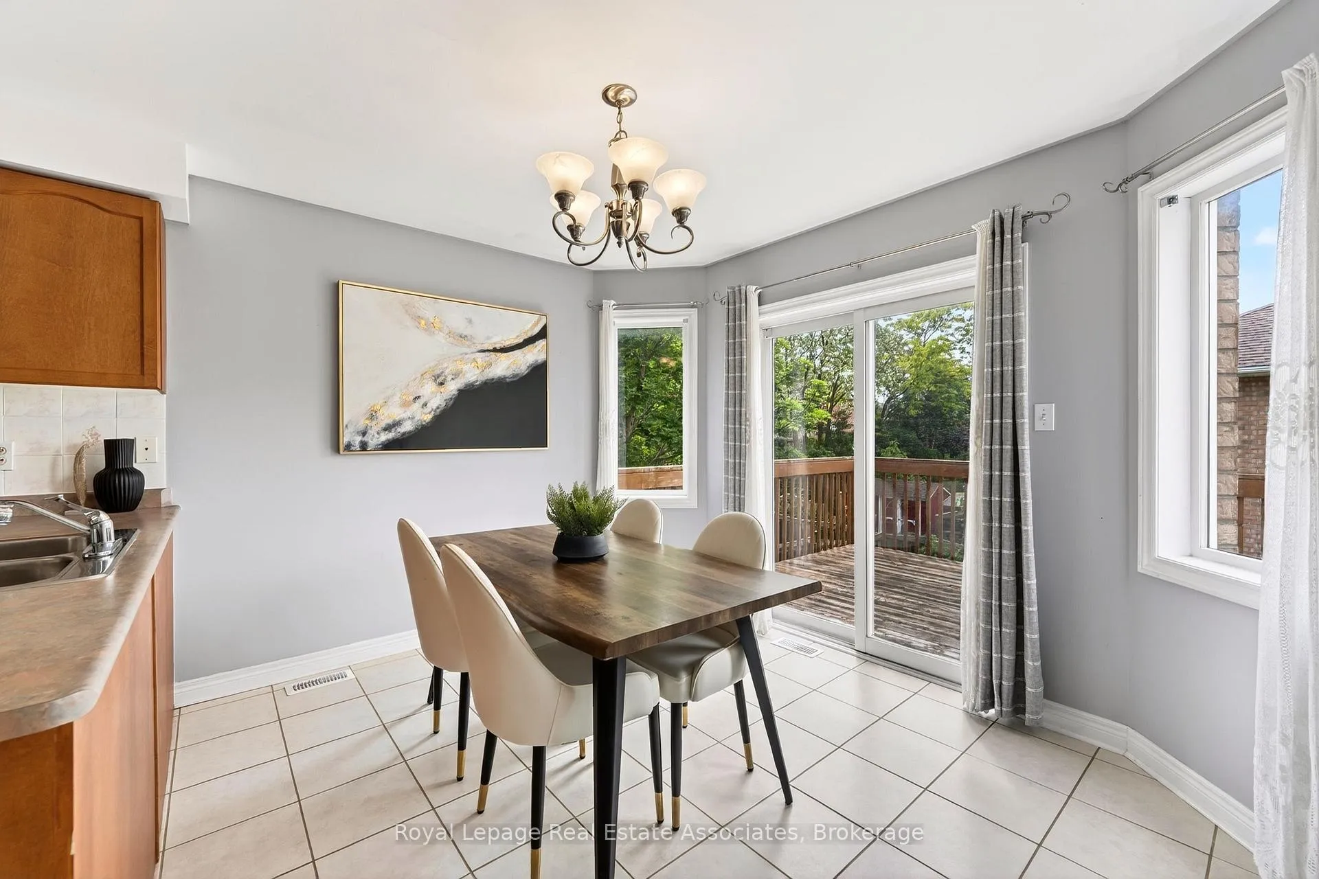 Photo 15 of 34 Bloom Crescent, Barrie, Ardagh — HOMEH
