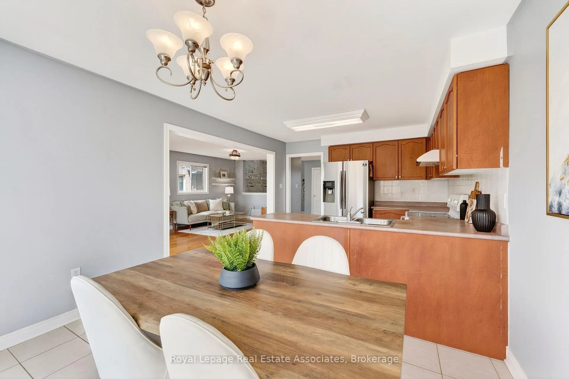 Photo 17 of 34 Bloom Crescent, Barrie, Ardagh — HOMEH