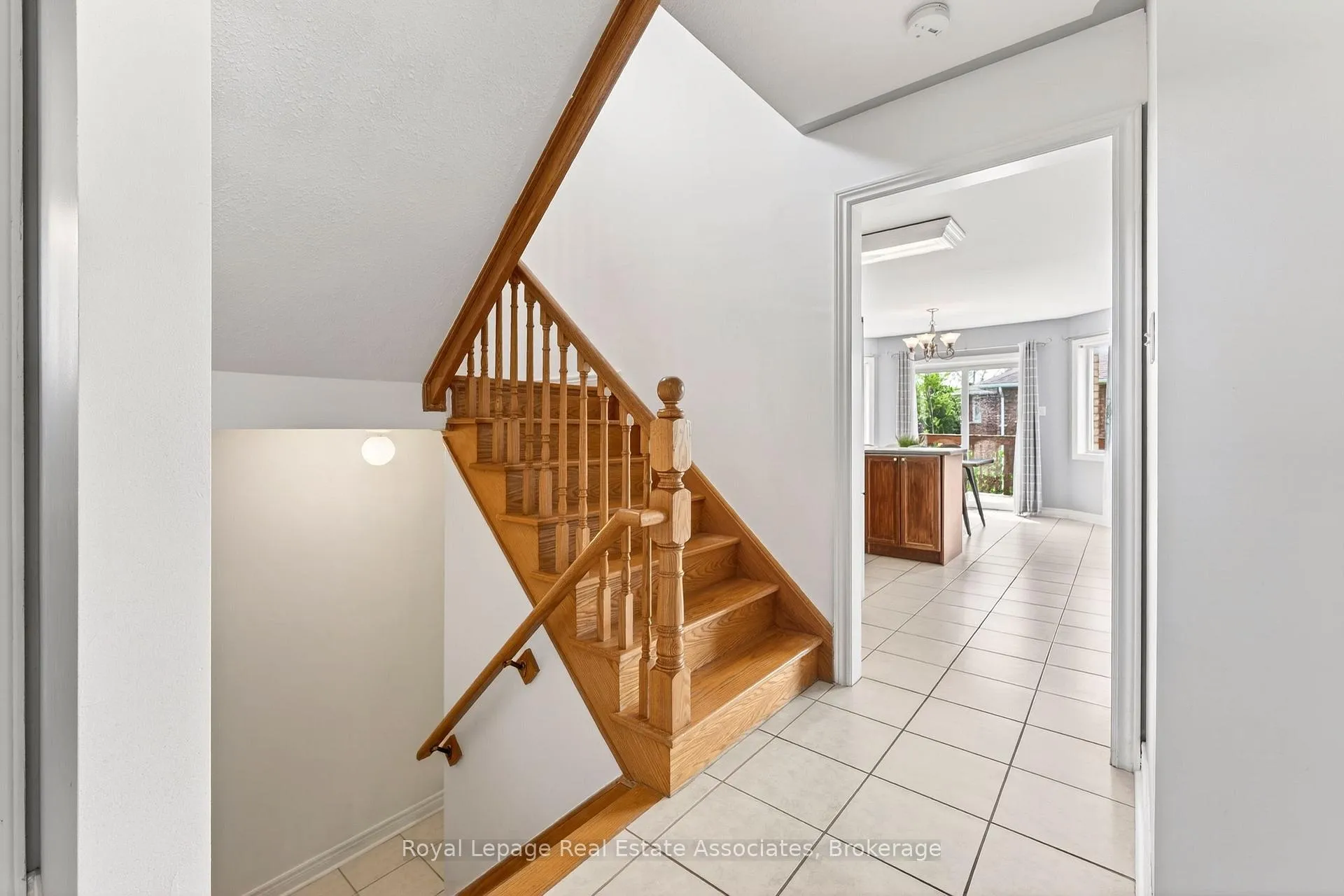 Photo 19 of 34 Bloom Crescent, Barrie, Ardagh — HOMEH
