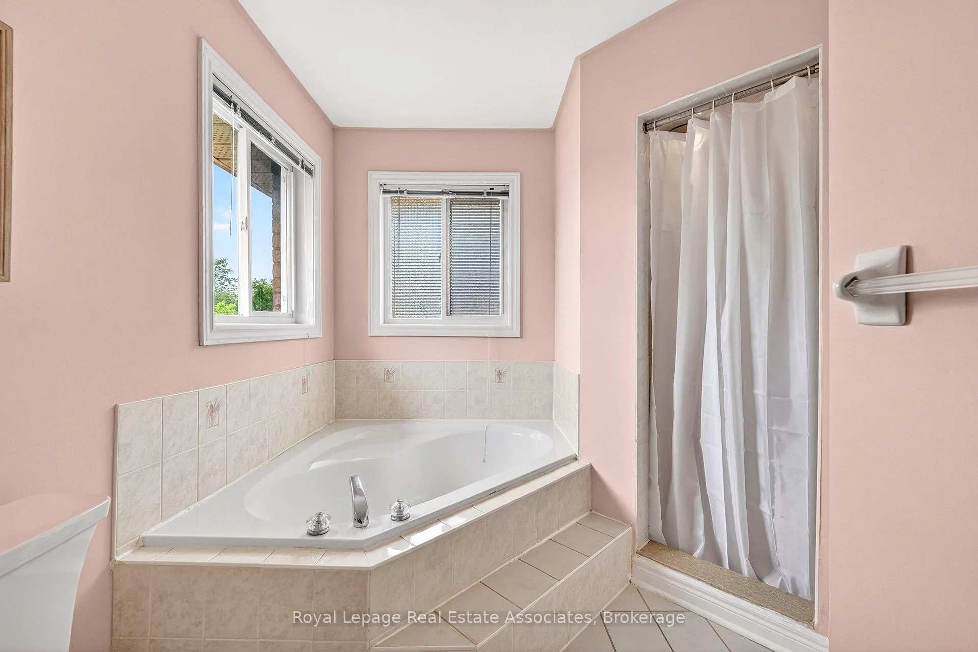 Photo 26 of 34 Bloom Crescent, Barrie, Ardagh — HOMEH