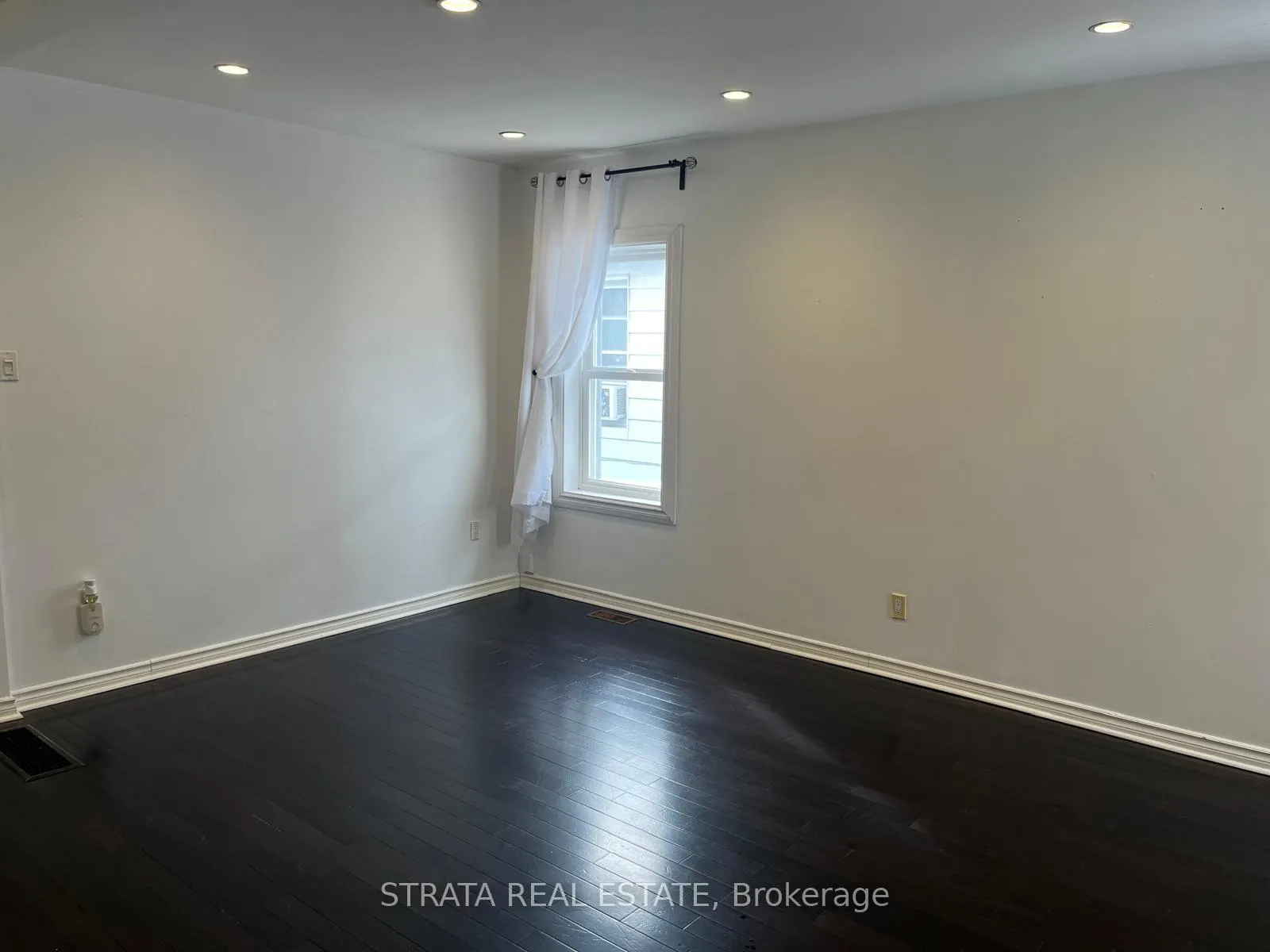 Photo 4 of 220 Holborne Avenue, Toronto, Woodbine-Lumsden — HOMEH