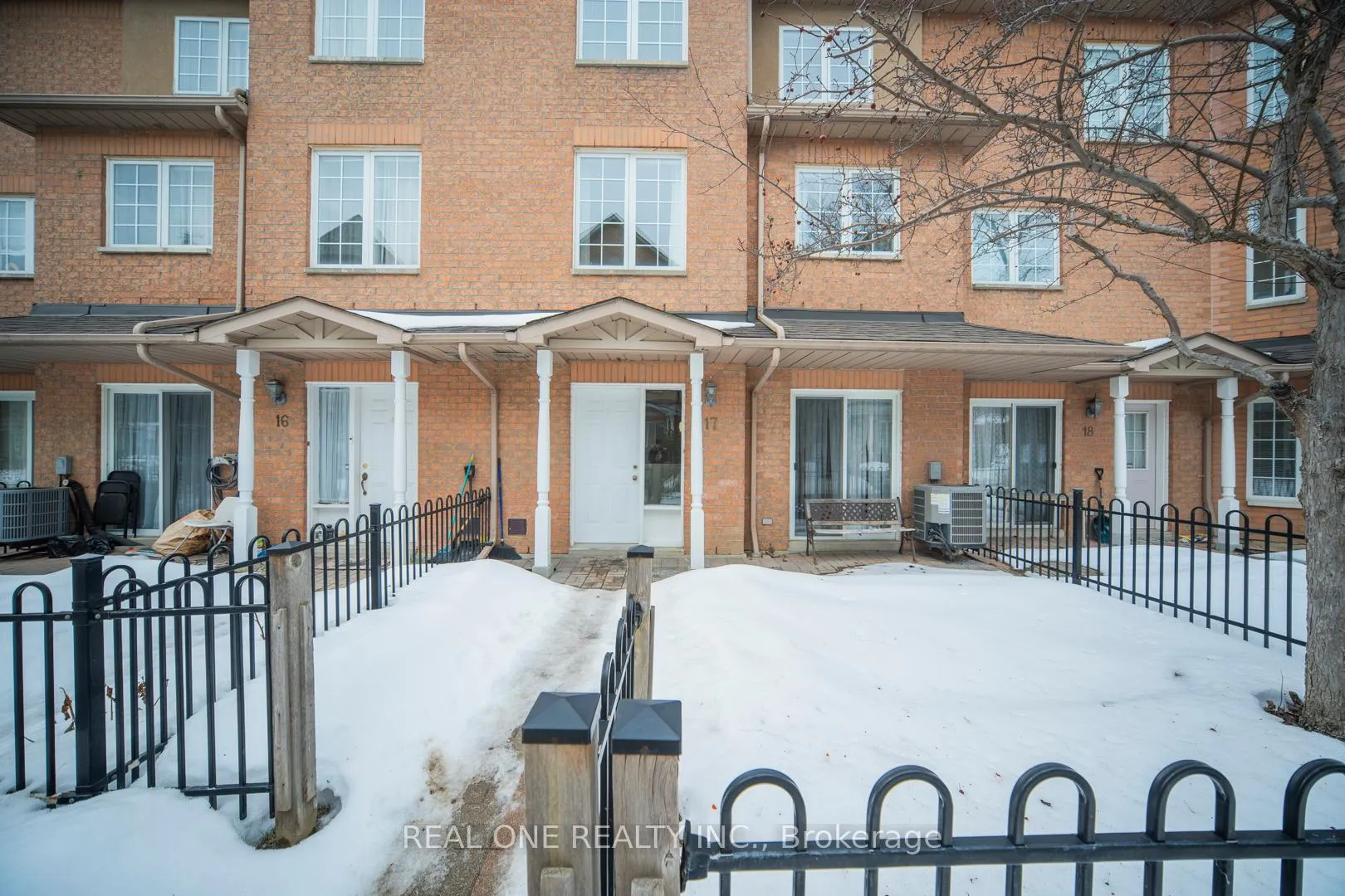 Photo 3 of Unit 17, 12 St Moritz Way, Markham, Unionville — HOMEH
