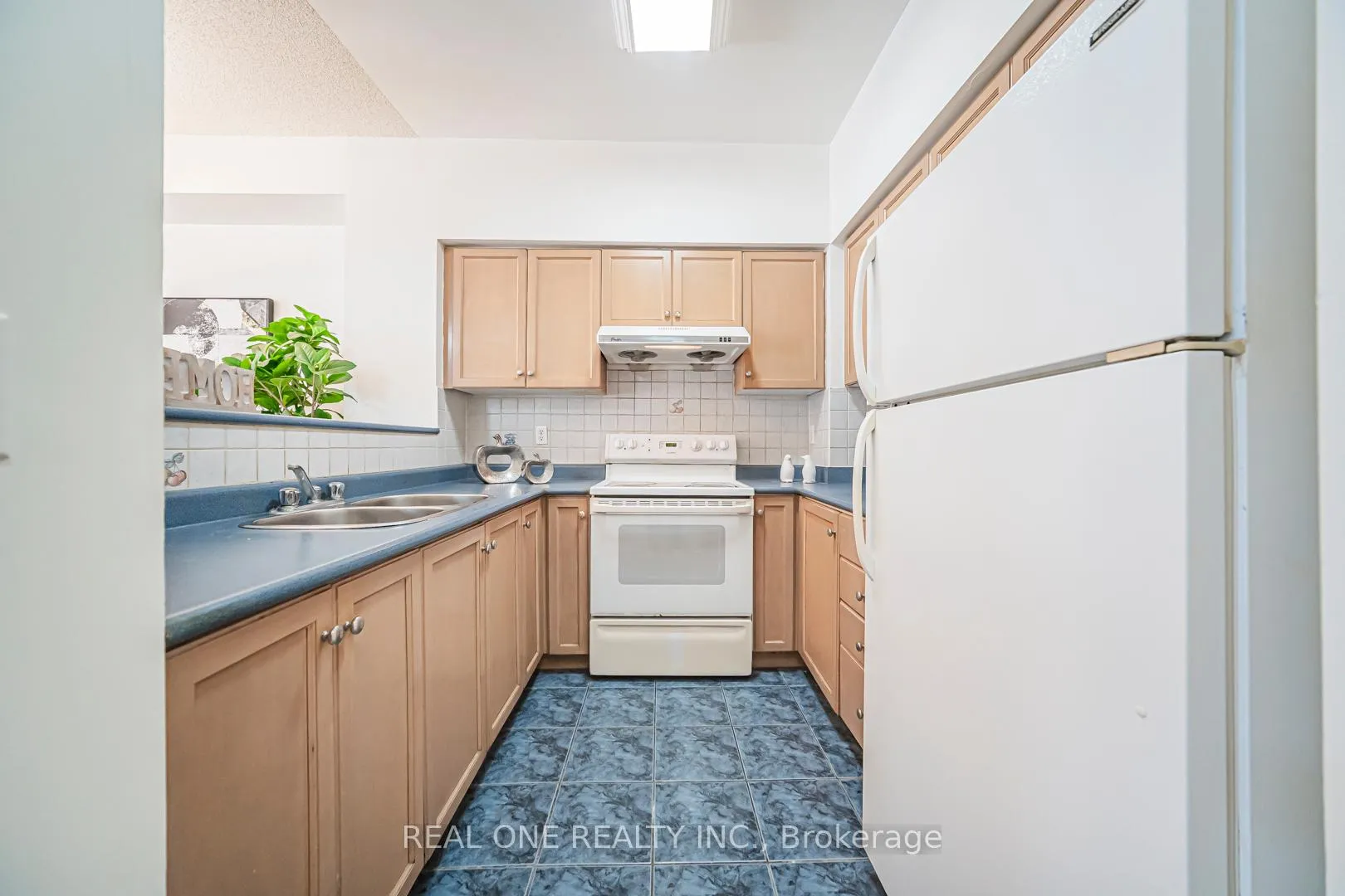Photo 11 of Unit 17, 12 St Moritz Way, Markham, Unionville — HOMEH
