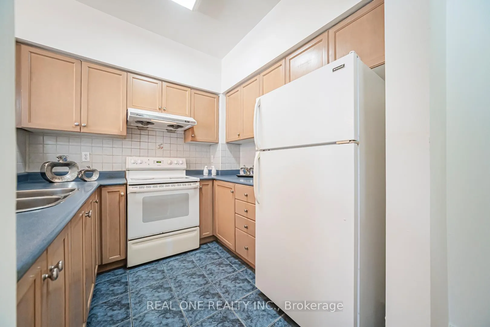 Photo 12 of Unit 17, 12 St Moritz Way, Markham, Unionville — HOMEH