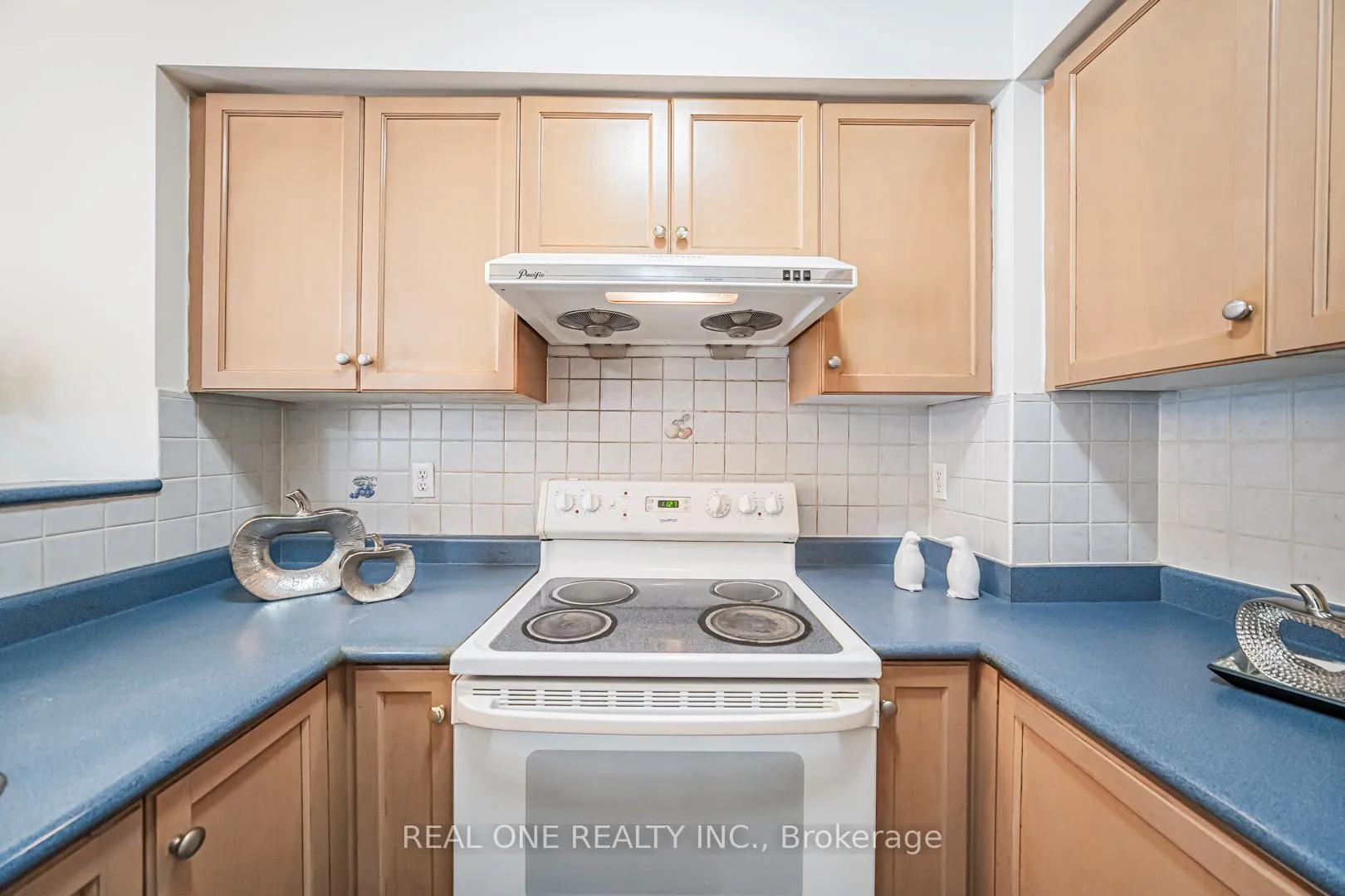 Photo 13 of Unit 17, 12 St Moritz Way, Markham, Unionville — HOMEH
