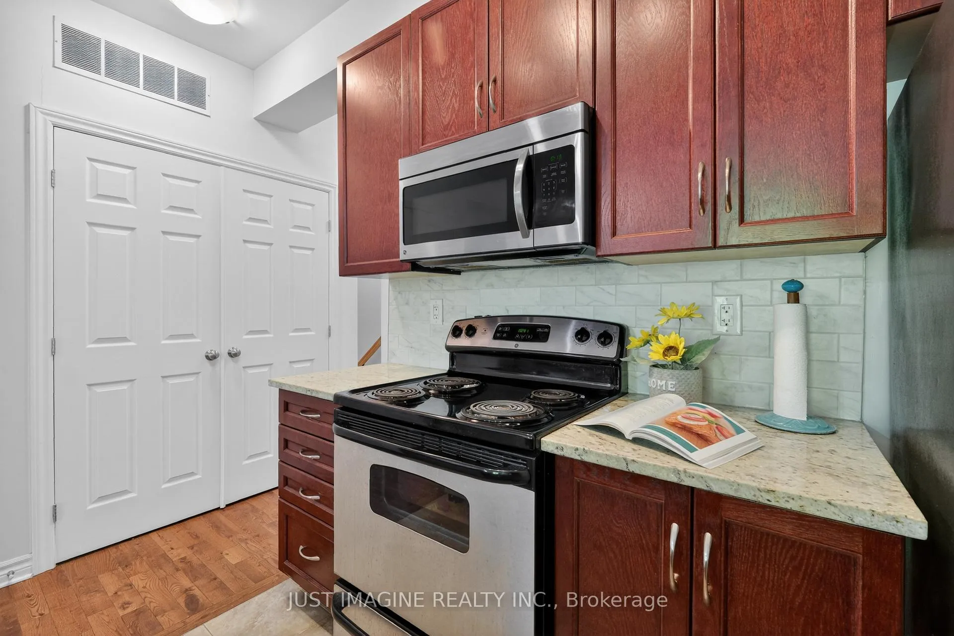 Photo 18 of Unit D, 302 Everest Private, Ottawa, Elmvale Acres — HOMEH
