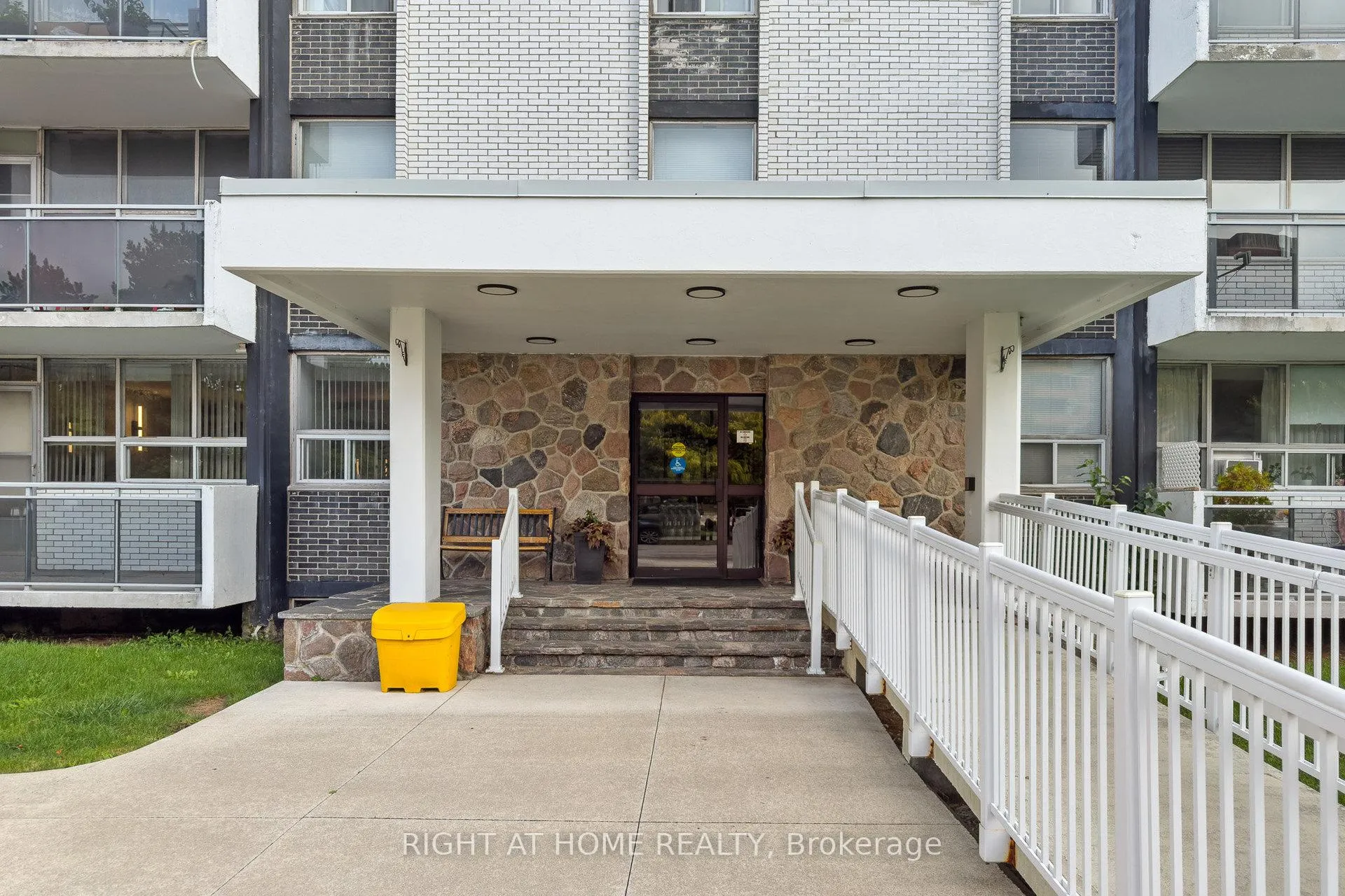 Photo 4 of Unit 907, 151 LaRose Avenue E, Etobicoke, Kingsview Village-The Westway — HOMEH
