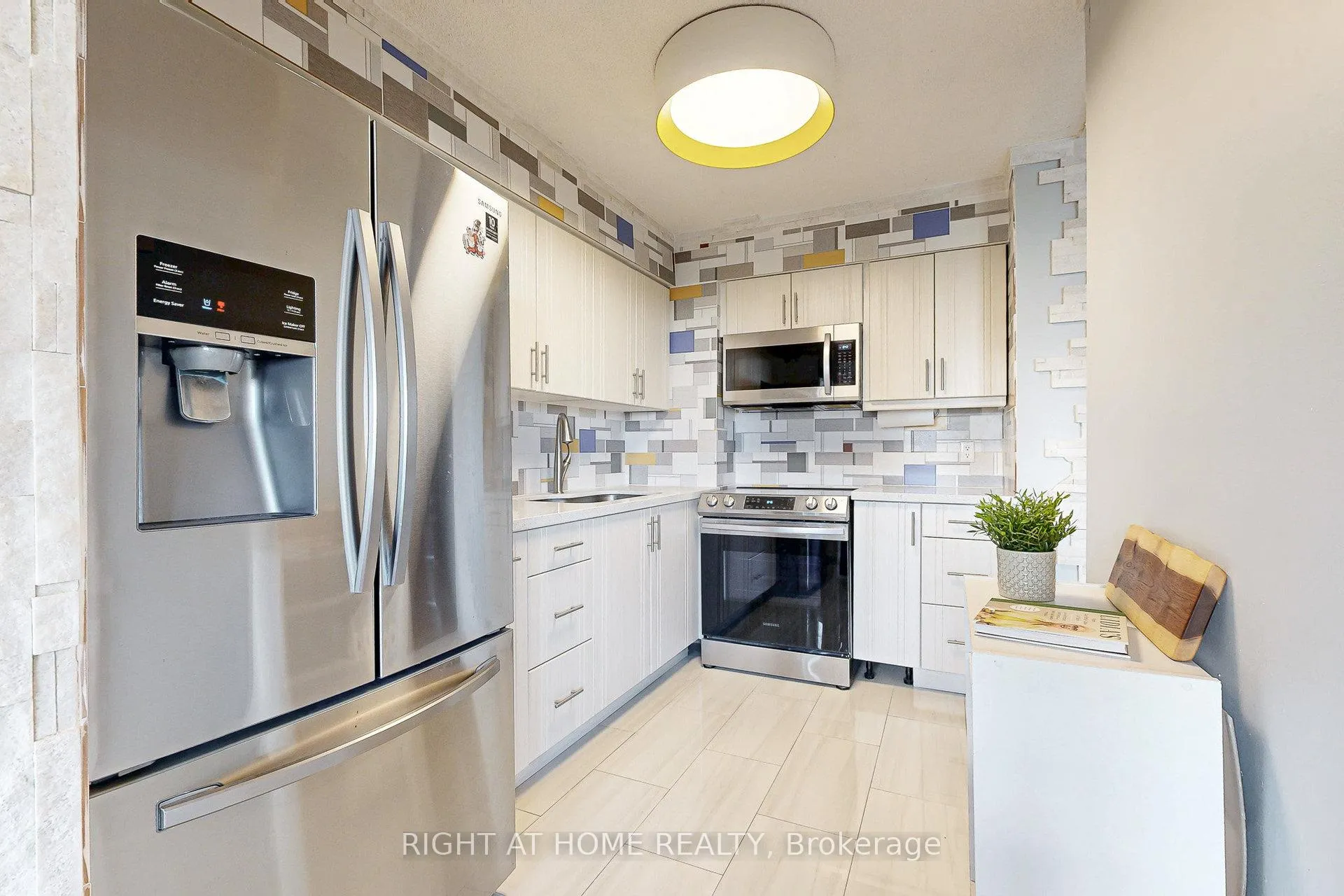 Photo 14 of Unit 907, 151 LaRose Avenue E, Etobicoke, Kingsview Village-The Westway — HOMEH