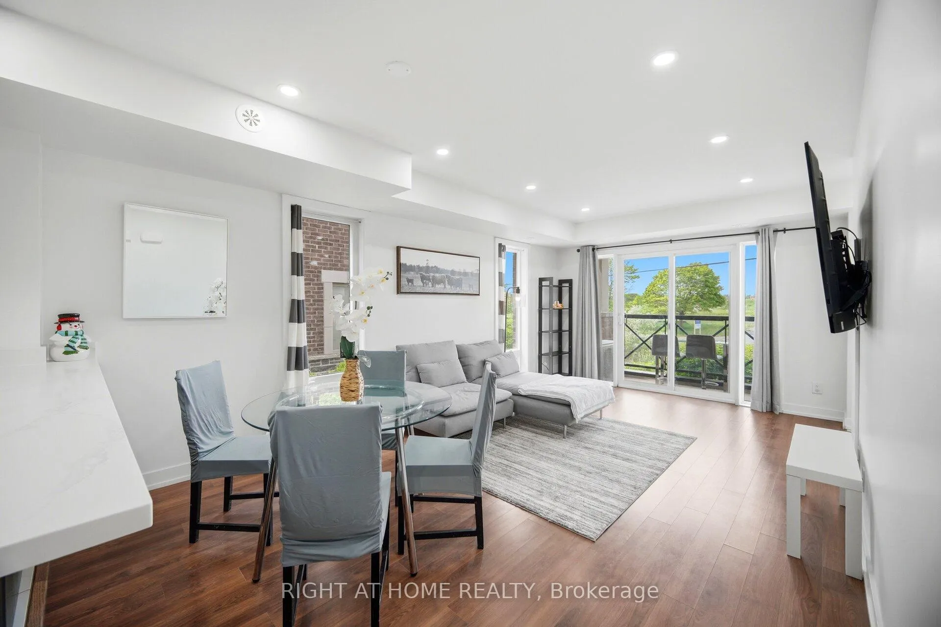 Photo 10 of Unit 702, 60 Dunsheath Way, Markham, Cornell — HOMEH