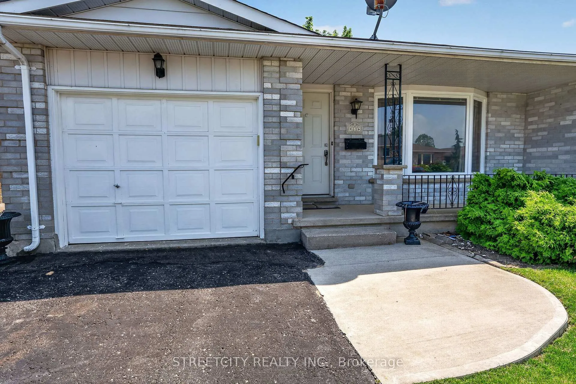 Photo 2 of 11 Rickwood Place, St. Thomas — HOMEH