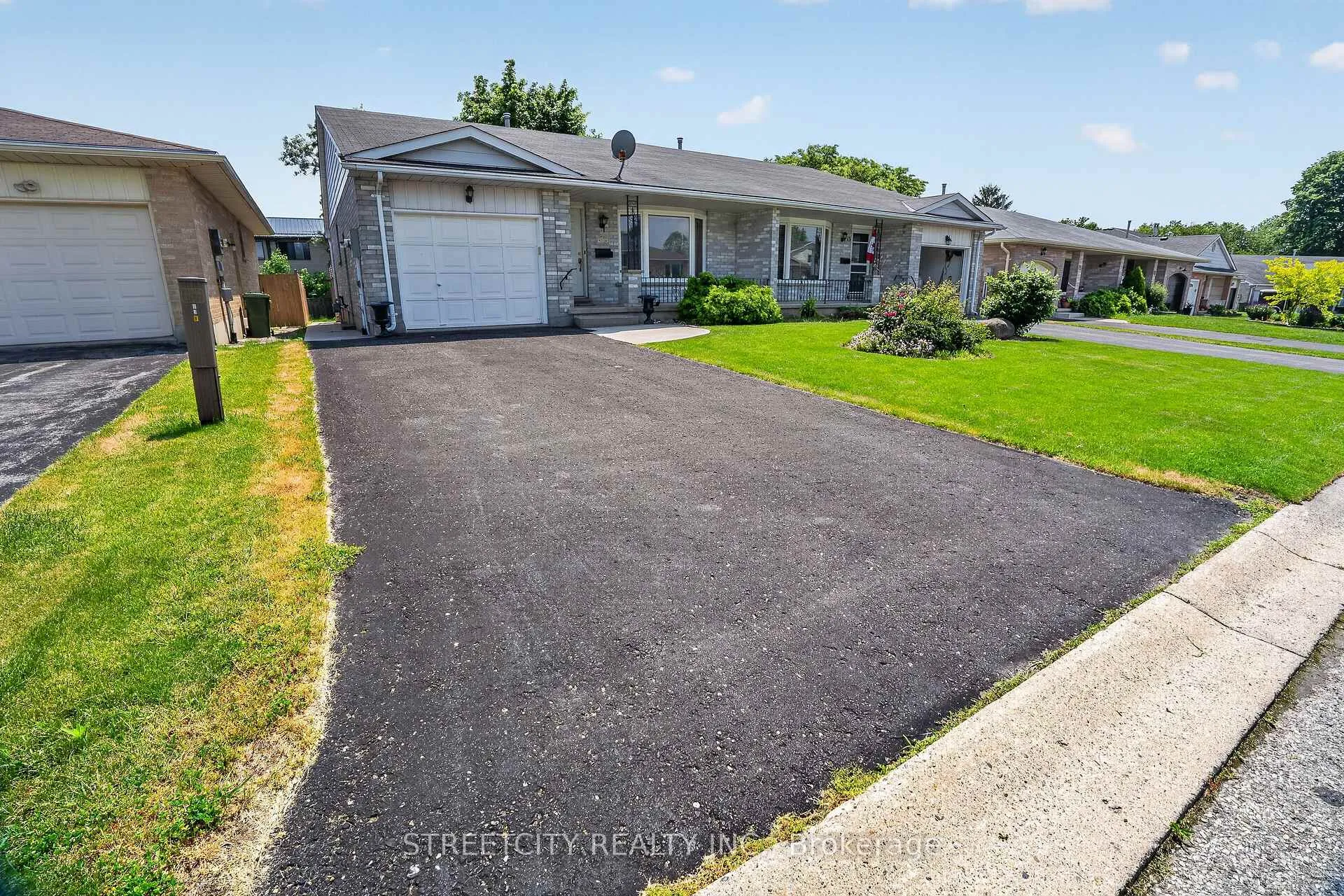 Photo 3 of 11 Rickwood Place, St. Thomas — HOMEH