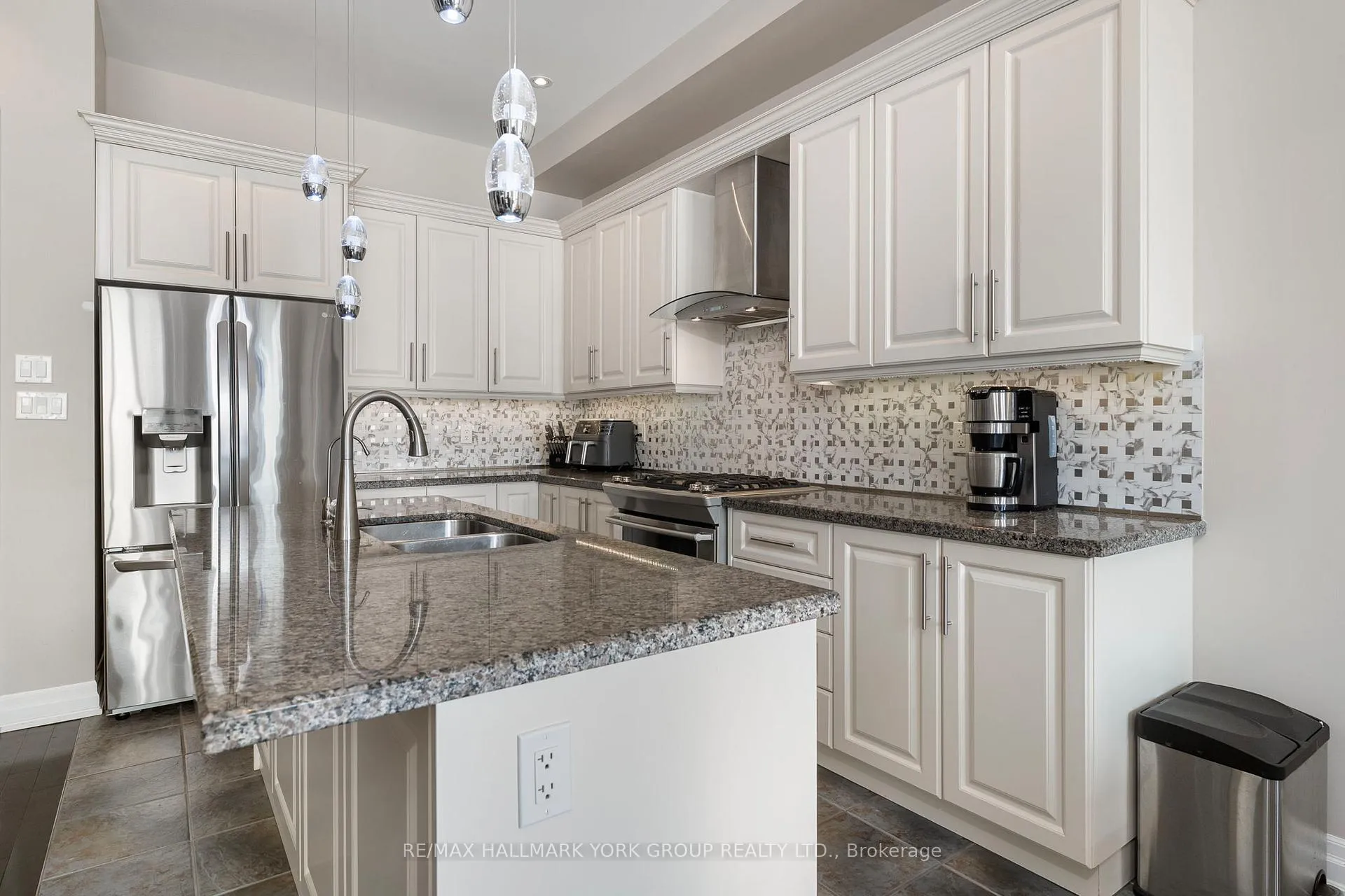 Photo 12 of 45 Robert Berry Crescent, King, King City — HOMEH