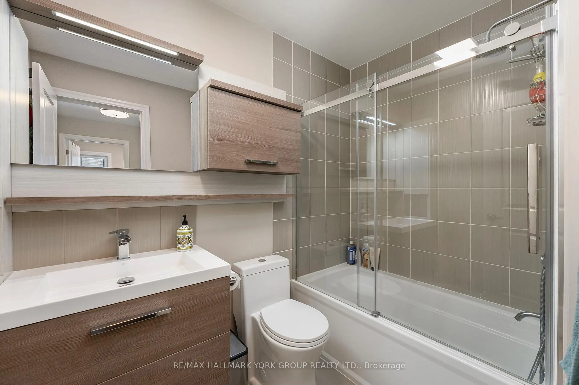 Photo 25 of 45 Robert Berry Crescent, King, King City — HOMEH