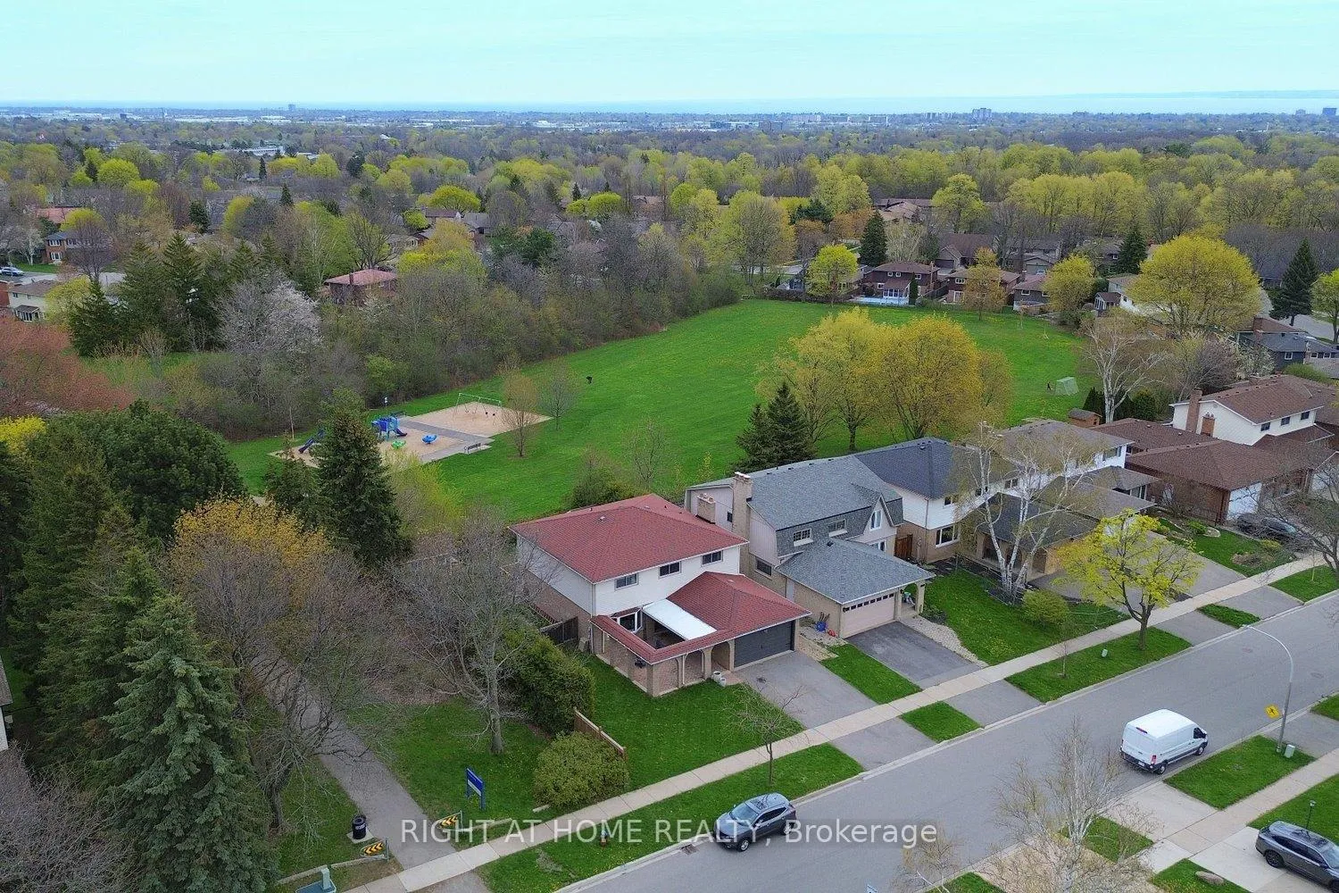 Photo 3 of 2451 Sinclair Circle, Burlington, Brant Hills — HOMEH