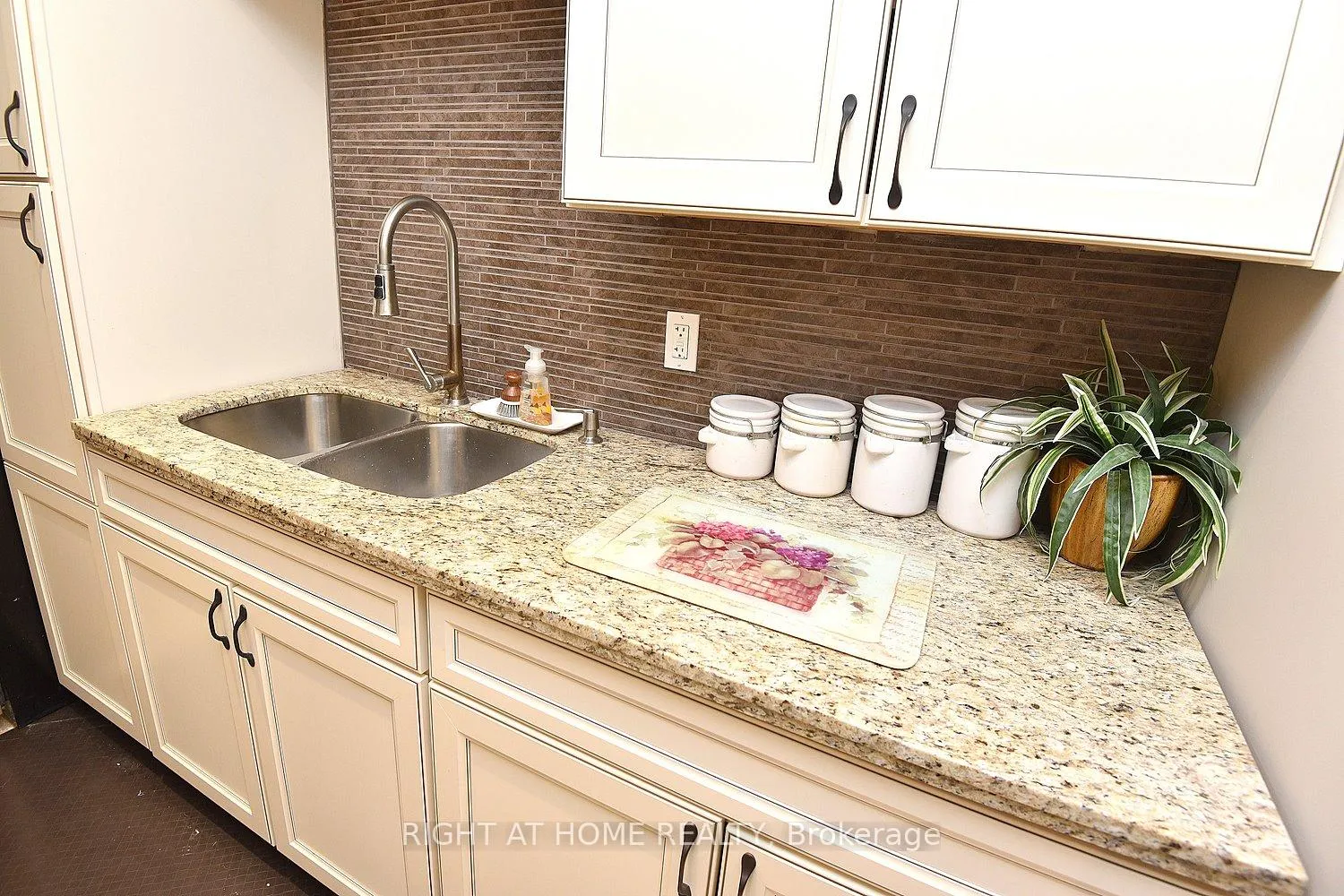 Photo 42 of 2451 Sinclair Circle, Burlington, Brant Hills — HOMEH