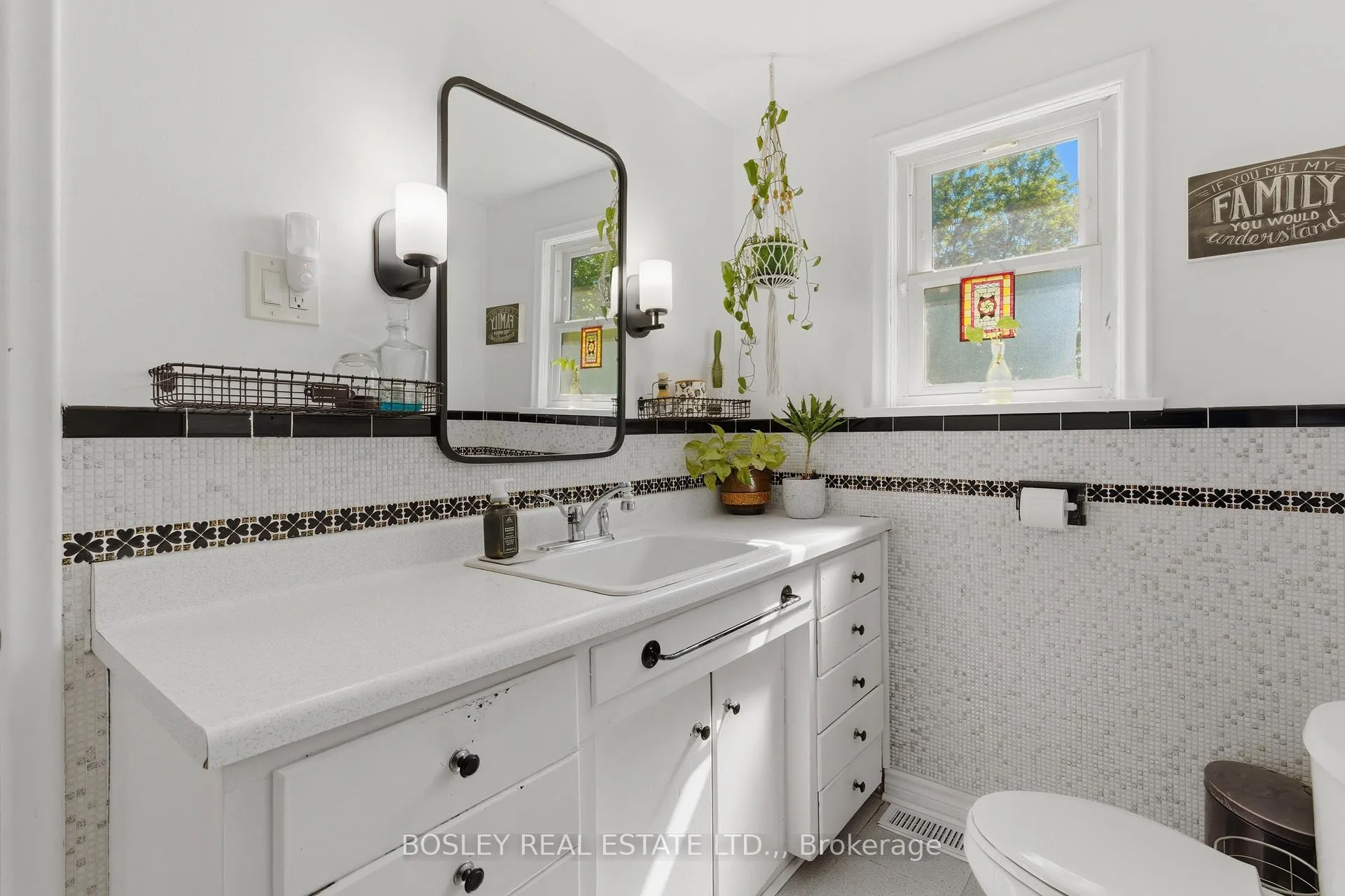Photo 9 of 29 Bloomfield Avenue, St. Catharines, Secord Woods — HOMEH