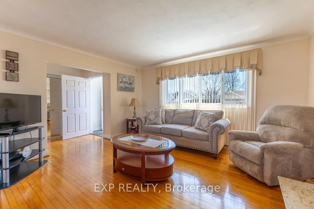 Photo 9 of 11 Donna Street, Ottawa, Meadowlands/Crestview — HOMEH