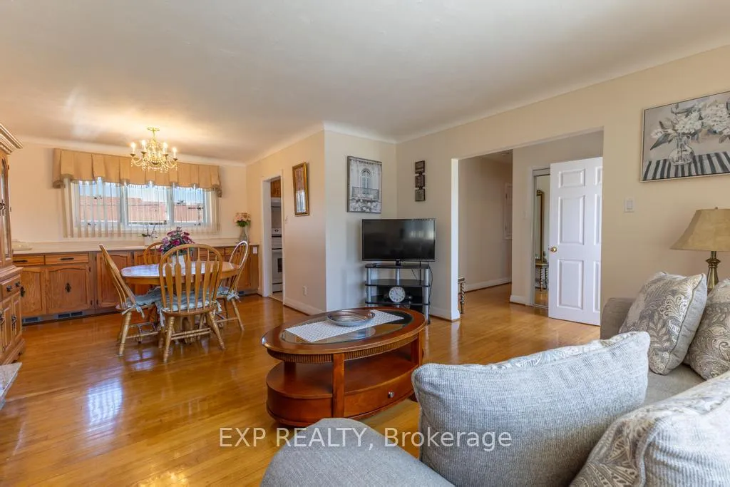 Photo 10 of 11 Donna Street, Ottawa, Meadowlands/Crestview — HOMEH