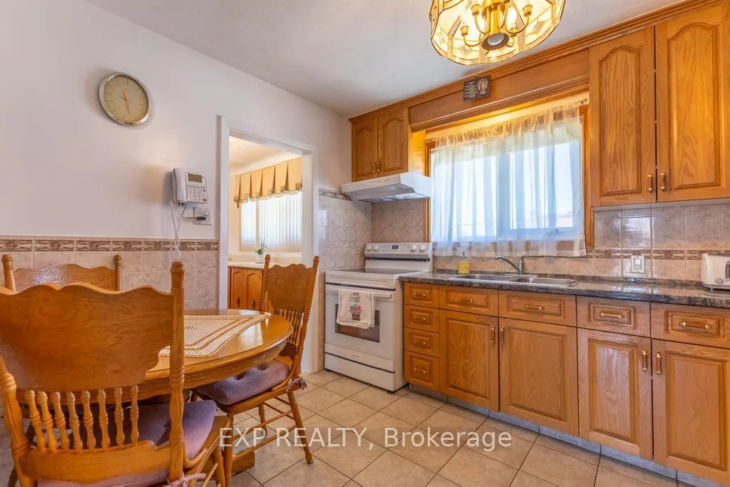 Photo 14 of 11 Donna Street, Ottawa, Meadowlands/Crestview — HOMEH
