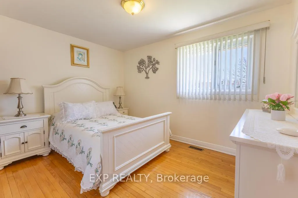 Photo 21 of 11 Donna Street, Ottawa, Meadowlands/Crestview — HOMEH